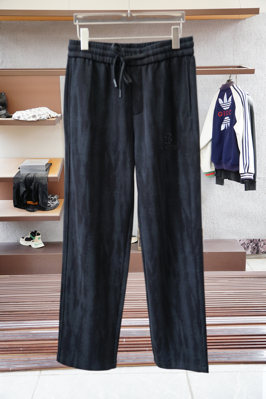 NO:529702,Balenciaga - New early autumn casual pants! It is released simultaneously on the official website. Brand classic logo casual pants, customized fabric, excellent comfort, strong hand touch. Very high recognition, perfect quality craftsmanship. Size: m-3xl,,balenciaga,alexander wang19860909巴黎世家-早秋新款休闲裤!官网同步发售.品牌经典logo休闲裤,定制面料,舒适度极好,手触感强烈.辨识度极高,完美品相工艺. 尺码: m-3xl,,balenciaga,alexander wang,Men's clothing