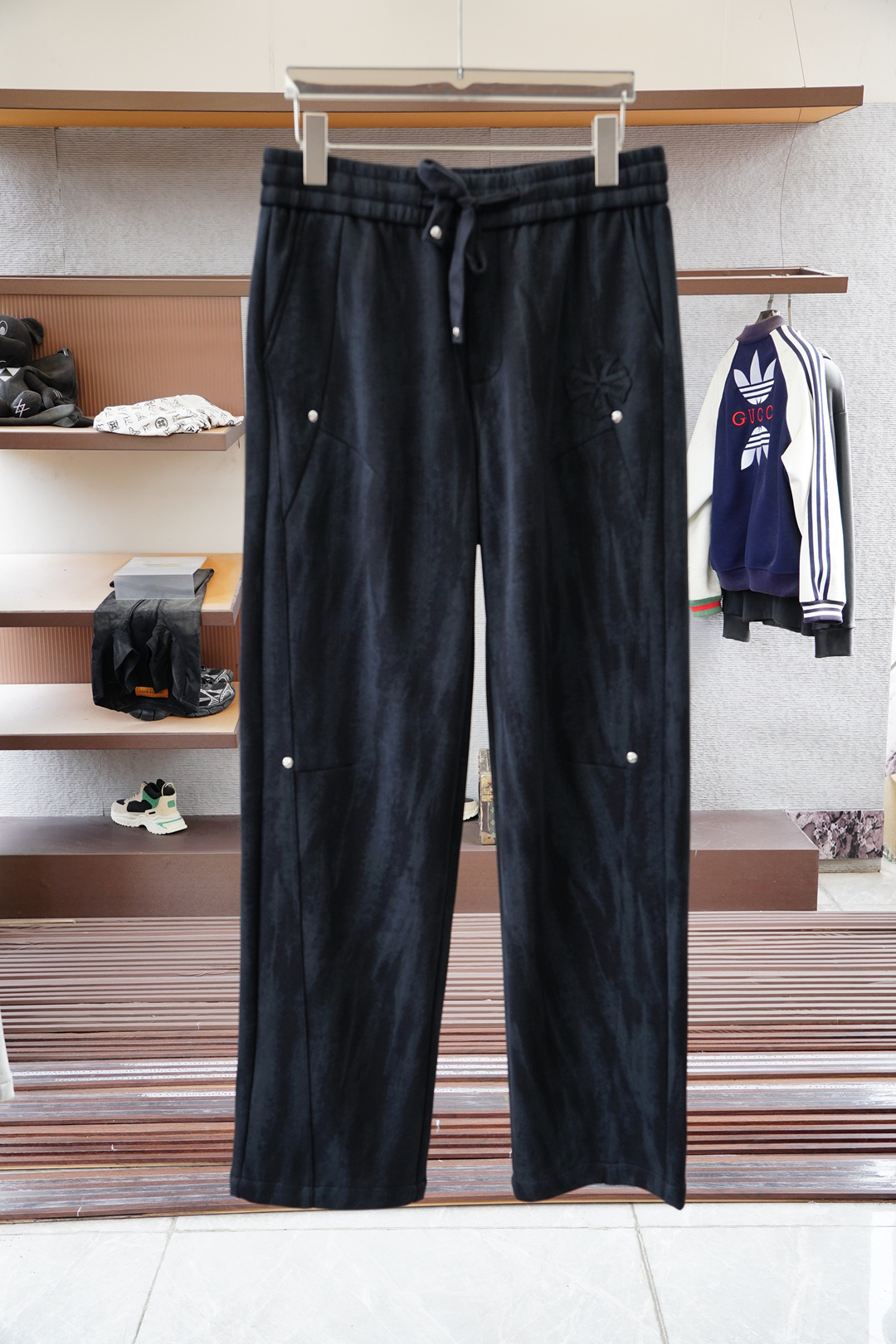 NO:529700,Croxin/New casual pants in early autumn! The official website is released simultaneously. Brand classic logo casual pants, customized fabric, excellent comfort, strong hand touch. Very high recognition, perfect quality craftsmanship. Size: m-3xl,,chrome hearts,alexander wang19860909克罗心/早秋新款休闲裤!官网同步发售.品牌经典logo休闲裤,定制面料,舒适度极好,手触感强烈.辨识度极高,完美品相工艺. 尺码: m-3xl,,chrome hearts,alexander wang,Men's clothing