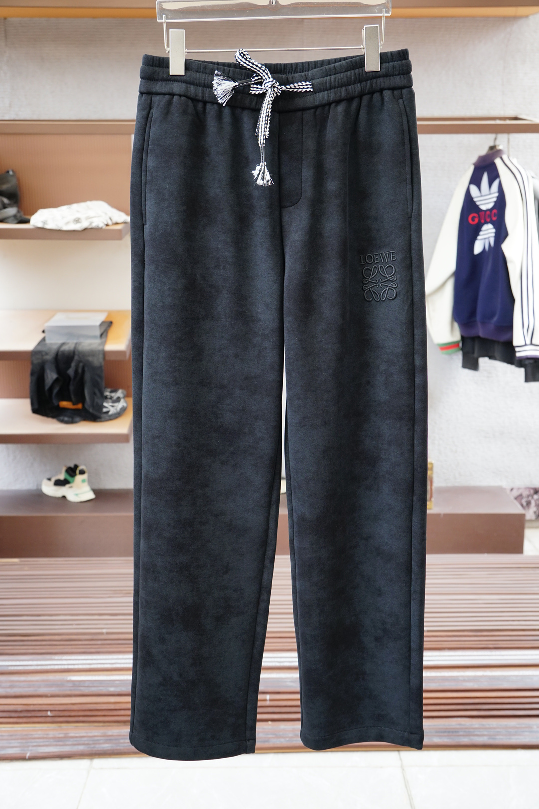 NO:529698,Loewe - New early autumn casual pants! The official website is released simultaneously. The brand's classic logo casual pants, customized fabric, excellent comfort, strong hand touch. Very high recognition, perfect quality craftsmanship. Size: m-3xl,,loewe,loewe,alexander wang19860909Loewe罗意威-早秋新款休闲裤!官网同步发售.品牌经典logo休闲裤,定制面料,舒适度极好,手触感强烈.辨识度极高,完美品相工艺. 尺码: m-3xl,,loewe,loewe,alexander wang,Men's clothing