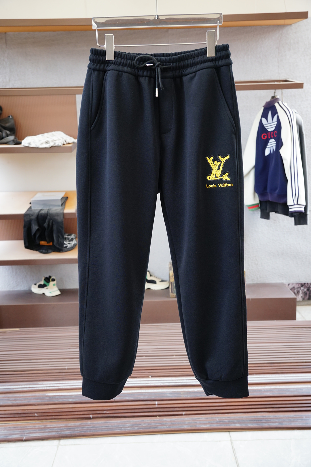 NO:529694,Lv Louis Vuitton - Autumn and Winter Men's Casual Pants Ultra-fine Cotton Fabric Casual Pants, the latest top-body style is invincible!  This pants are very versatile, elastic waist, and can be worn for daily work. They are the perfect combination of fashionable and casual and outdoor sports, so whether you wear them normally or outdoors, they are your best choice. Extreme comfort and quick sweating are the most popular key points, improving the comfort of wearing and suitable for aerobics and trail running conditions. This style is a jogging casual pants with an extremely wide range of applications, allowing you to naturally maintain a love for sports in summer, or you can wear them in casual life. Size M-3XL, color black and gray,,louis vuitton,louis vuitton,alexander wang19860909Lv路易威登- 秋冬男士休闲裤 超细纯棉面料休闲裤,最新款上身版型无敌正！ 绝对可以闭眼收的一款 此款裤子非常百搭,弹力腰围,日常上班 户外运动都可以穿着,是时尚休闲与户外运动的完美结合,所以无论您平时穿或者户外穿都是您的最佳选择. 极致舒适和快速排汗是备受青睐的重点,提升穿着舒适度,适合有氧运动和越野跑条件下穿着,此款是一件适用范围极其广泛的跑步休闲裤,让你在夏天自然可以保持对运动热爱,也可以在休闲生活中穿着 尺码M-3XL, 颜色黑色灰色,,louis vuitton,louis vuitton,alexander wang,Men's clothing