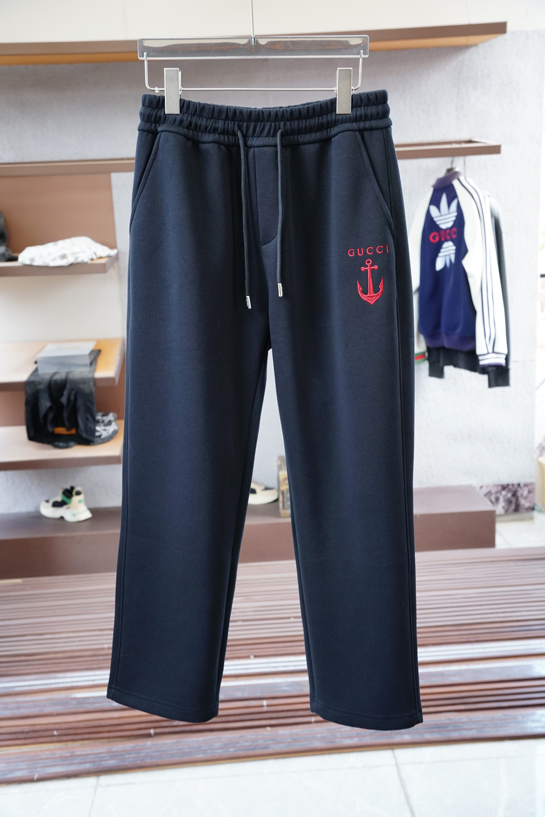 NO:529692,Gucci - Autumn and Winter Men's Leisure Pants Ultra-fine Cotton Fabric Leisure Pants, the latest top-body style is invincible!  This pants are very versatile, elastic waist, and can be worn for daily work. They are the perfect combination of fashionable and casual and outdoor sports, so whether you wear them normally or outdoors, they are your best choice. Extreme comfort and quick sweating are the most popular key points, improving the comfort of wearing and suitable for aerobics and trail running conditions. This style is a jogging casual pants with an extremely wide range of applications, allowing you to naturally maintain a love for sports in summer, or you can wear them in casual life. Size M-3XL, color black and blue, gucci, alexander wang19860909Gucci古奇- 秋冬男士休闲裤 超细纯棉面料休闲裤,最新款上身版型无敌正！ 绝对可以闭眼收的一款 此款裤子非常百搭,弹力腰围,日常上班 户外运动都可以穿着,是时尚休闲与户外运动的完美结合,所以无论您平时穿或者户外穿都是您的最佳选择. 极致舒适和快速排汗是备受青睐的重点,提升穿着舒适度,适合有氧运动和越野跑条件下穿着,此款是一件适用范围极其广泛的跑步休闲裤,让你在夏天自然可以保持对运动热爱,也可以在休闲生活中穿着 尺码M-3XL, 颜色黑色蓝色,,gucci,alexander wang,Men's clothing