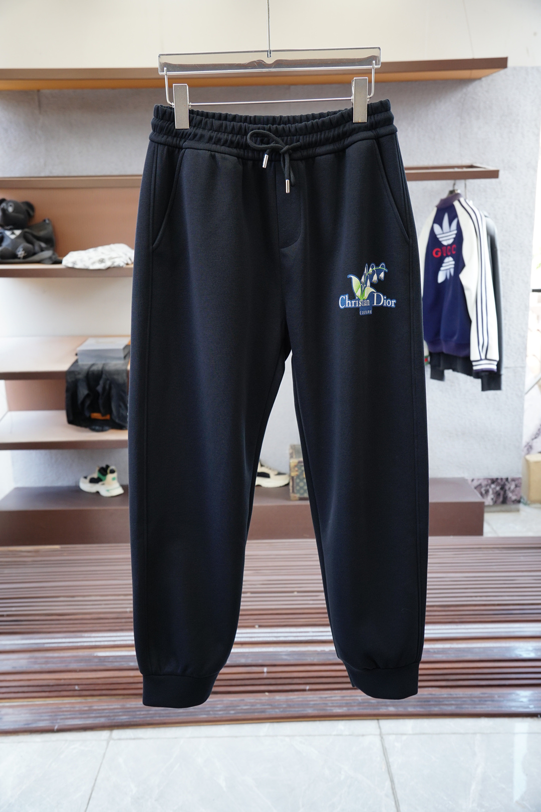 NO:529690,Dior - autumn and winter men's casual pants, ultra-fine cotton casual pants, the latest top-body style is invincible!  This pants are very versatile, elastic waist, and can be worn for daily work. They are the perfect combination of fashionable and leisure and outdoor sports, so whether you wear them normally or outdoors, they are your best choice. Extreme comfort and quick sweating are the most popular key points, improving the comfort of wearing and suitable for aerobics and trail running conditions. This style is a jogging casual pants with an extremely wide range of applications, allowing you to naturally maintain a love for sports in summer, or you can wear them in casual life. Size M-3XL, color black, dior, dior, alexander wang19860909Dior迪奥-秋冬男士休闲裤 超细纯棉面料休闲裤,最新款上身版型无敌正！ 绝对可以闭眼收的一款 此款裤子非常百搭,弹力腰围,日常上班 户外运动都可以穿着,是时尚休闲与户外运动的完美结合,所以无论您平时穿或者户外穿都是您的最佳选择. 极致舒适和快速排汗是备受青睐的重点,提升穿着舒适度,适合有氧运动和越野跑条件下穿着,此款是一件适用范围极其广泛的跑步休闲裤,让你在夏天自然可以保持对运动热爱,也可以在休闲生活中穿着 尺码M-3XL, 颜色黑色,,dior,dior,alexander wang,Men's clothing