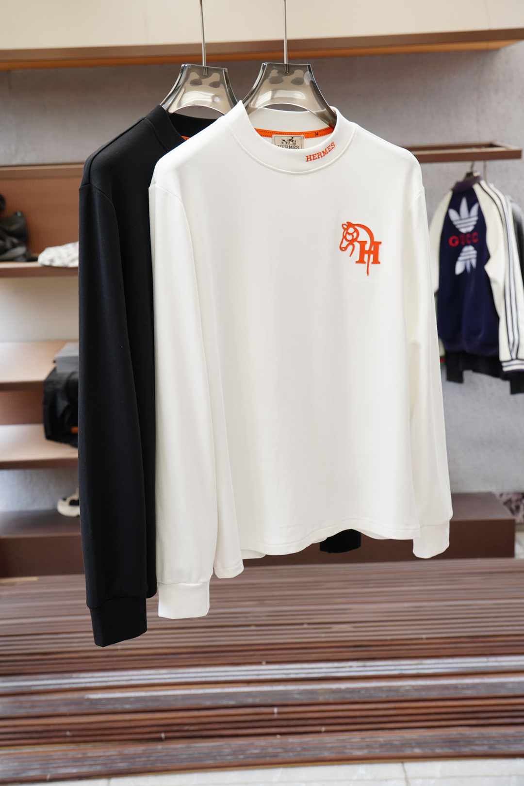 NO:530506,- Hermes - 2025 autumn basement series new products. Men's round neck, long sleeves, luxury brand letters, LOGO logo, and you can appreciate the youthfulness and fashion sense brought by this design!  The overall style is fashionable and trendy, using top European double-sided mercerized cotton fabric, soft, skin-friendly and breathable, and has a very crisp and drape feeling. The upper body is fashionable and fashionable, and it is a must-have item in summer!  2 colors available #size M-3XL, hermes, hermes, alexander wang19860909- Hermes爱马仕-2025秋季打底系列新品 男士圆领长袖奢华品牌字母LOGO标识标注上身就能体会这款设计带来的年轻与时尚感！整体时尚而有潮流,采用顶级欧洲双面丝光棉面料 柔软亲肤透气 ,又有很好的挺括 垂感 上身时尚潮流色系,夏季必备单品！2色可选#尺码M-3XL,,hermes,hermes,alexander wang,Men's clothing