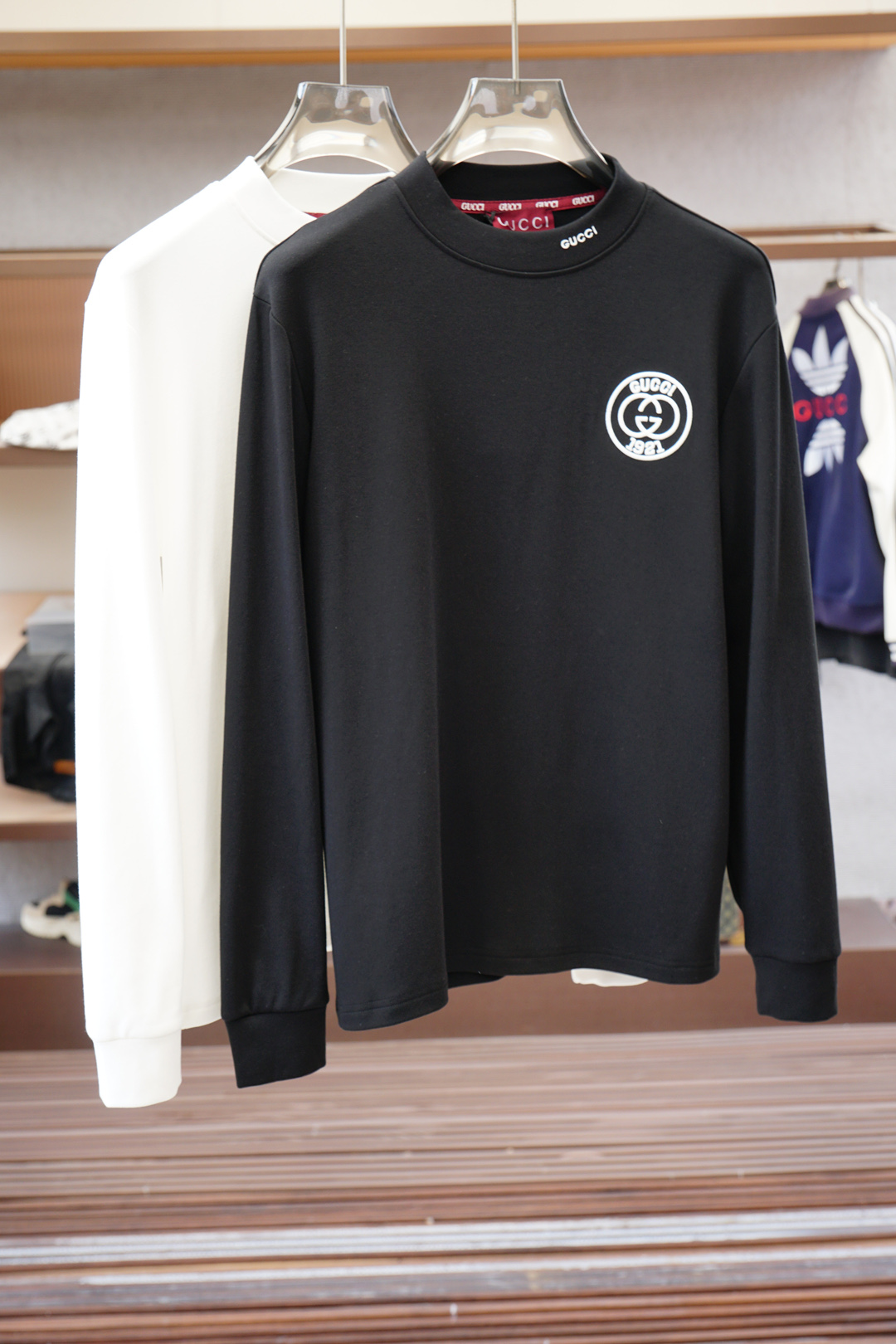 NO:530504,- Gucci-Gucci/2025 Autumn Base Series New Products Men's Round Neck Long Sleeve Luxury Brand Letters Logo Logo Logo Logo on the upper body can experience the youthfulness and fashion sense brought by this design!  The overall style is fashionable and trendy, using top European double-sided mercerized cotton fabric, soft, skin-friendly and breathable, and has a very crisp and drape feeling. The upper body is fashionable and fashionable, and it is a must-have item in summer!  2 colors optional #size M-3XL, gucci, alexander wang19860909- Gucci-古奇/2025秋季打底系列新品 男士圆领长袖奢华品牌字母LOGO标识标注上身就能体会这款设计带来的年轻与时尚感！整体时尚而有潮流,采用顶级欧洲双面丝光棉面料 柔软亲肤透气 ,又有很好的挺括 垂感 上身时尚潮流色系,夏季必备单品！2色可选#尺码M-3XL,,gucci,alexander wang,Men's clothing