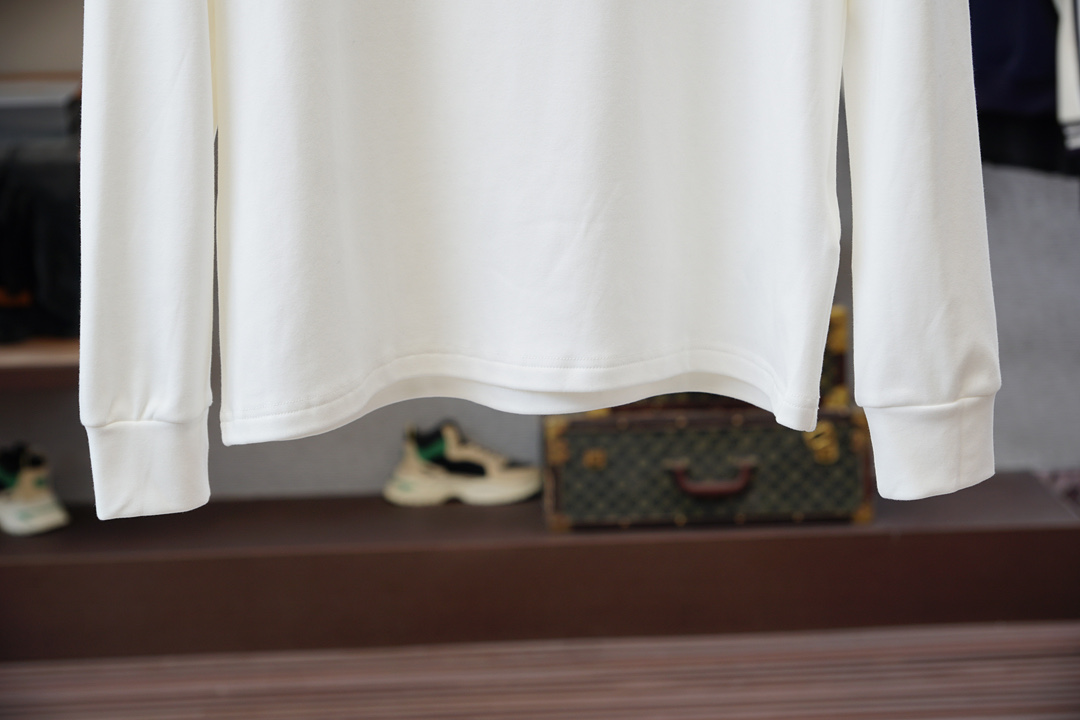 -Fendi芬迪-2025秋季打底系列新品🍐男士圆领长袖🌽奢华品牌字母LOGO标识标注👍🏼上身就能体会这