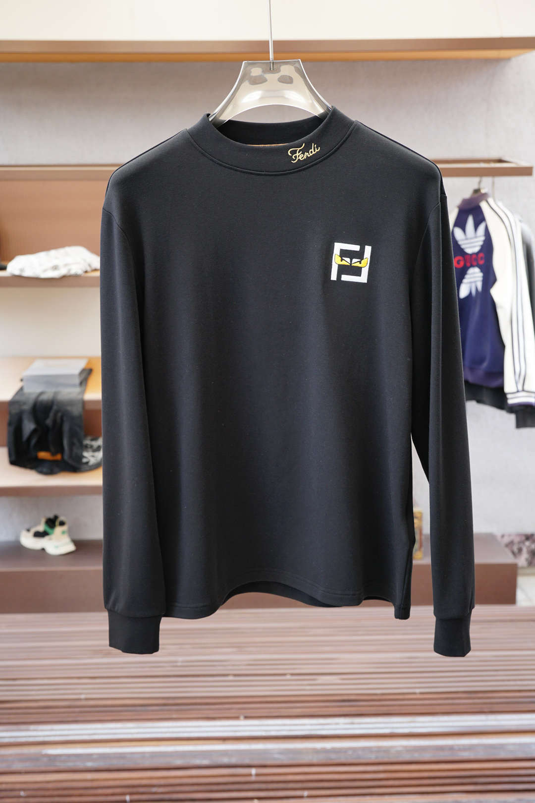NO:530502,- Fendi-2025 autumn basement series new products. Men's round neck, long sleeves, luxury brand letters, LOGO logo, and you can appreciate the youthfulness and fashion sense brought by this design!  The overall style is fashionable and trendy, using top European double-sided mercerized cotton fabric, soft, skin-friendly and breathable, and has a very crisp and drape feeling. The upper body is fashionable and fashionable, and it is a must-have item in summer!  2 colors available #size M-3XL, fendi, fendi, alexander wang19860909- Fendi芬迪-2025秋季打底系列新品 男士圆领长袖奢华品牌字母LOGO标识标注上身就能体会这款设计带来的年轻与时尚感！整体时尚而有潮流,采用顶级欧洲双面丝光棉面料 柔软亲肤透气 ,又有很好的挺括 垂感 上身时尚潮流色系,夏季必备单品！2色可选#尺码M-3XL,,fendi,fendi,alexander wang,Men's clothing
