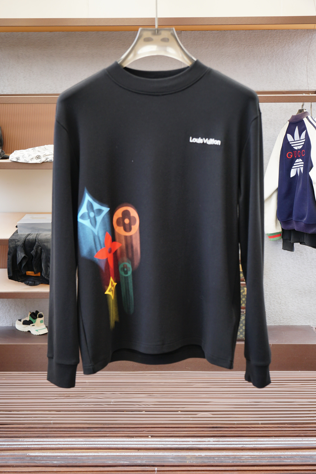 -Lv路易威登-2025秋季打底系列新品🍐男士圆领长袖🌽奢华品牌字母LOGO标识标注👍🏼上身就能体会这款