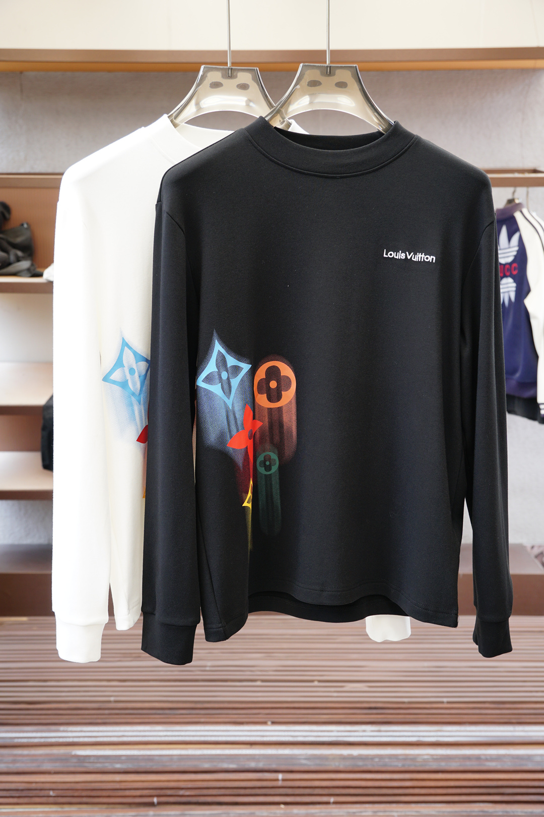 NO:530498,- Lv Louis Vuitton - 2025 autumn basement series new products. Men's round neck, long sleeves, luxury brand letters, LOGO logo, and the upper body can experience the youthfulness and fashion sense brought by this design!  The overall style is fashionable and trendy, using top European double-sided mercerized cotton fabric, soft, skin-friendly and breathable, and has a very crisp and drape feeling. The upper body is fashionable and fashionable, and it is a must-have item in summer!  2 colors optional # size M-3XL, louis vuitton, louis vuitton, alexander wang19860909- Lv路易威登-2025秋季打底系列新品 男士圆领长袖奢华品牌字母LOGO标识标注上身就能体会这款设计带来的年轻与时尚感！整体时尚而有潮流,采用顶级欧洲双面丝光棉面料 柔软亲肤透气 ,又有很好的挺括 垂感 上身时尚潮流色系,夏季必备单品！2色可选#尺码M-3XL,,louis vuitton,louis vuitton,alexander wang,Men's clothing