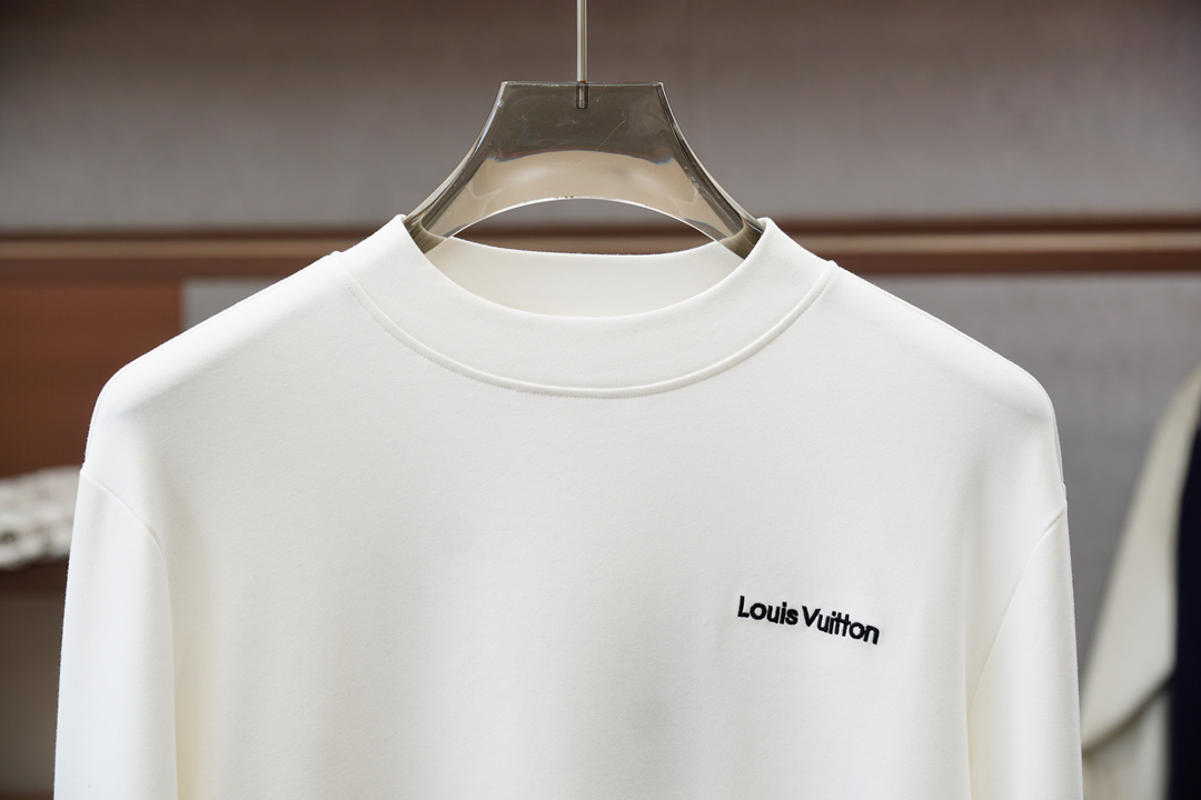 -Lv路易威登-2025秋季打底系列新品🍐男士圆领长袖🌽奢华品牌字母LOGO标识标注👍🏼上身就能体会这款