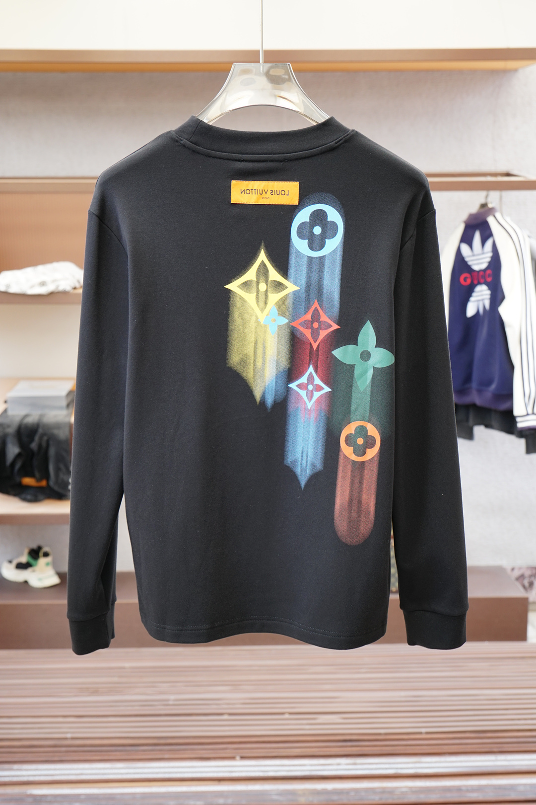 -Lv路易威登-2025秋季打底系列新品🍐男士圆领长袖🌽奢华品牌字母LOGO标识标注👍🏼上身就能体会这款