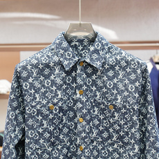 Lv 路易威登-典藏臻品】路易*登家族2025年最新早秋时装印花牛仔外套衬衫,男士高端时尚休闲长袖衬衫, Lv 路易威登-典藏臻品】路易*登家族2025年最新早秋时装印花牛仔外套衬衫,男士高端时尚休闲长袖衬衫,