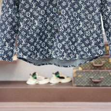 Lv 路易威登-典藏臻品】路易*登家族2025年最新早秋时装印花牛仔外套衬衫,男士高端时尚休闲长袖衬衫, Lv 路易威登-典藏臻品】路易*登家族2025年最新早秋时装印花牛仔外套衬衫,男士高端时尚休闲长袖衬衫,