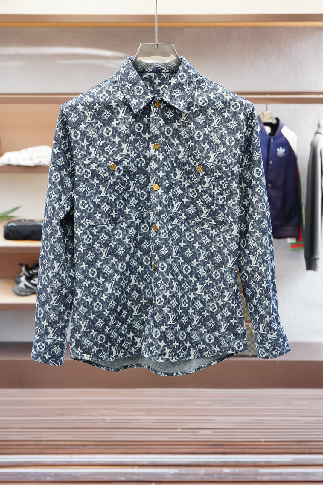 NO:530520,Lv Louis Vuitton - Collection of Premium Products] Louis *Den family's latest early autumn fashion printed denim jacket shirt in 2025, high-end fashion and casual long-sleeved shirt for men, original Italian products, Hong Kong foreign business channels, exclusive sales today!  The Louis family cleverly blends fashion with classic presbyterian pattern elements on this printed denim jacket shirt. The full-face printing design is added, and irregular gradient color design is very eye-catching and has a high recognition. The Louis family's classic presbyterian letter patterns are reproduced by pure manual hand-numbering to ensure the accurate restoration of patterns and colors, while improving the brightness of the color and color fastness. While showing fine handicrafts, it ensures the uniqueness and high quality of the product. The placket and cuffs are equipped with retro bronze metal accessories, and the details are handled appropriately and exquisitely, which proves the brand's own sense of luxury!  The ready-made garment process of the old Italian workshop is fixed and dyed. The cotton yarn has been washed and specially treated, and it is hard and has no ironing. The texture and comfort of the fabric are extremely high, and the skin-friendly and breathable are excellent, and the experience is excellent!  The high-weight fabric and exquisite tailoring craftsmanship complement each other to ensure the durability and texture of the shirt. The overall design not only retains the classic elements of the brand, but also adds a new fashionable design, which strongly posits the brand identity, is tightly sewn and strives for excellence, suitable for different weather scenarios. You can wear it alone or you can wear a T-shirt inside. The tailoring is first-class, and the upper body effect is invincible. It is a royal-grade item for contemporary urban elite casual jackets!  M-XXXL, louis vuitton,louis vuitton,jackets & coats,shirts,tees,t-shirt,alexander wang19860909Lv 路易威登-典藏臻品】路易*登家族2025年最新早秋时装印花牛仔外套衬衫,男士高端时尚休闲长袖衬衫,意大利原产出品,香港洋行渠道,今独家销售！ 路易家族在此款印花牛仔外套衬衫上将时尚与经典老花图案元素巧妙融合,满面印花设计,加入不规则渐变色彩设计,吸睛力十足,具有极高的辨识度. 路易家族经典老花字母花型通过纯人工手数绘制复刻,确保图案和色彩的精准还原,同时提高色泽鲜艳度和色牢度,在展现精细手工艺的同时,保证了产品的独特性和高品质. 门襟及袖口处搭载复古古铜金属辅料,细节处理恰当精致,无不力证品牌自身的高级感！意大利本土老牌工坊成衣工序定织定染,棉纱经过水洗和特殊处理,硬挺体括,免烫,面料质感与舒适度达到登峰造极,亲肤性与透气性绝佳,体验感极佳！ 高克重的面料和精湛的剪裁工艺相辅相成,确保衬衫的耐用性和质感,整体设计既保留了品牌的经典元素,又增添了全新的时尚设计,有力标榜品牌身份,严丝合缝,精益求精,适合不同天气场景穿搭,可单穿亦可内搭T恤,剪裁一流,上身效果无敌,属于当代都市精英休闲外套御用级单品！码数M-XXXL,,louis vuitton,louis vuitton,jackets & coats,shirts,tees，t-shirt,alexander wang,Men's clothing
