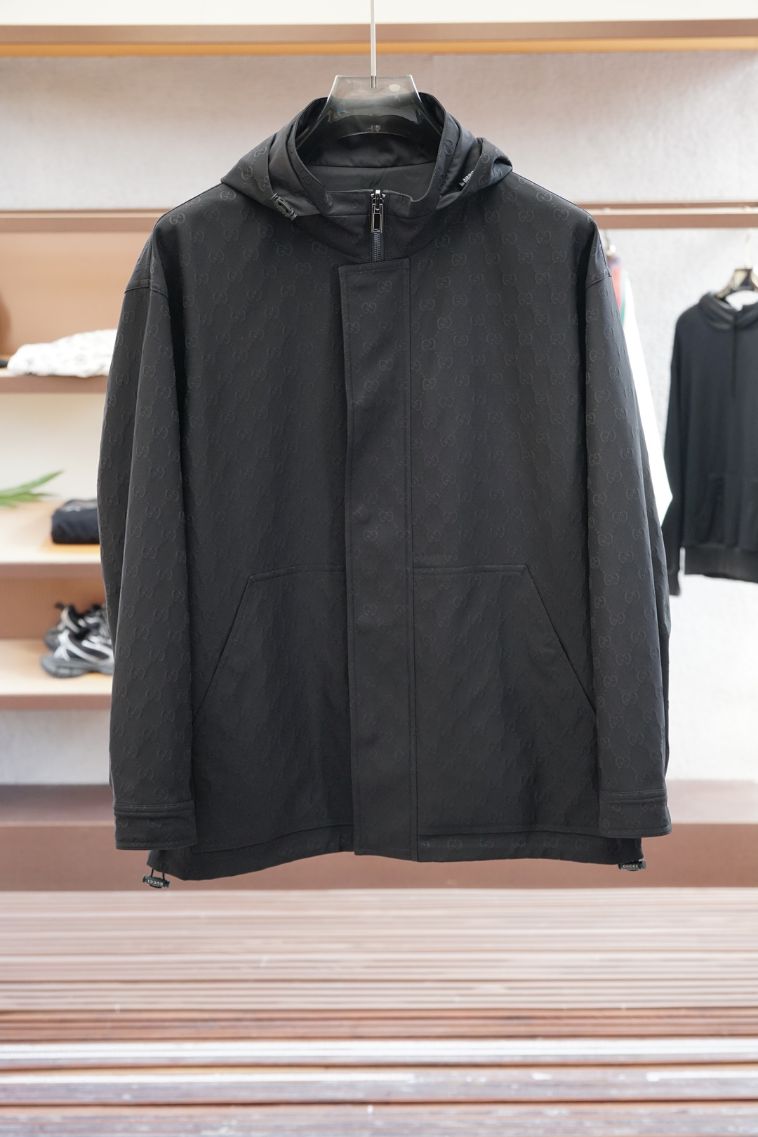 NO:530532,Gucci - 2025 autumn and winter new series # Opens new ways to wear autumn and winter, 2025 new extended jacket jacket 2025 latest series, classic jacquard polyester fiber material, obliquely cut and spliced ​​back large body cloth, odorizing the combination of Italian luxury cutting and top fashion design, the upper body presents a loose and not bloated refreshing effect. Full satin lining, classic bright green contrasting color wrapping rollers inside, mature craftsmanship shows the beauty of elegance and delicateness. Spliced ​​elastic threaded hem, low-key and fashionable, within reach. Color black Size M-3XL, gucci, jackets & coats, alexander wang19860909Gucci古奇-2025秋冬新款系列# 开启秋冬穿搭新玩法,秋冬新款加长冲锋衣外套 2025最新系列,经典的提花聚酯纤维材质,斜裁拼接后幅大身布,体味意式奢华裁剪与顶尖时尚设计的结合,上身呈现宽松不臃肿的清爽效果.全缎面里布,内里经典亮绿撞色包边滚条,成熟工艺尽显优雅与细腻之美.拼接弹力螺纹下摆,低调时尚,触手可及. 颜色黑色 尺码M-3XL,,gucci,jackets & coats,alexander wang,Men's clothing