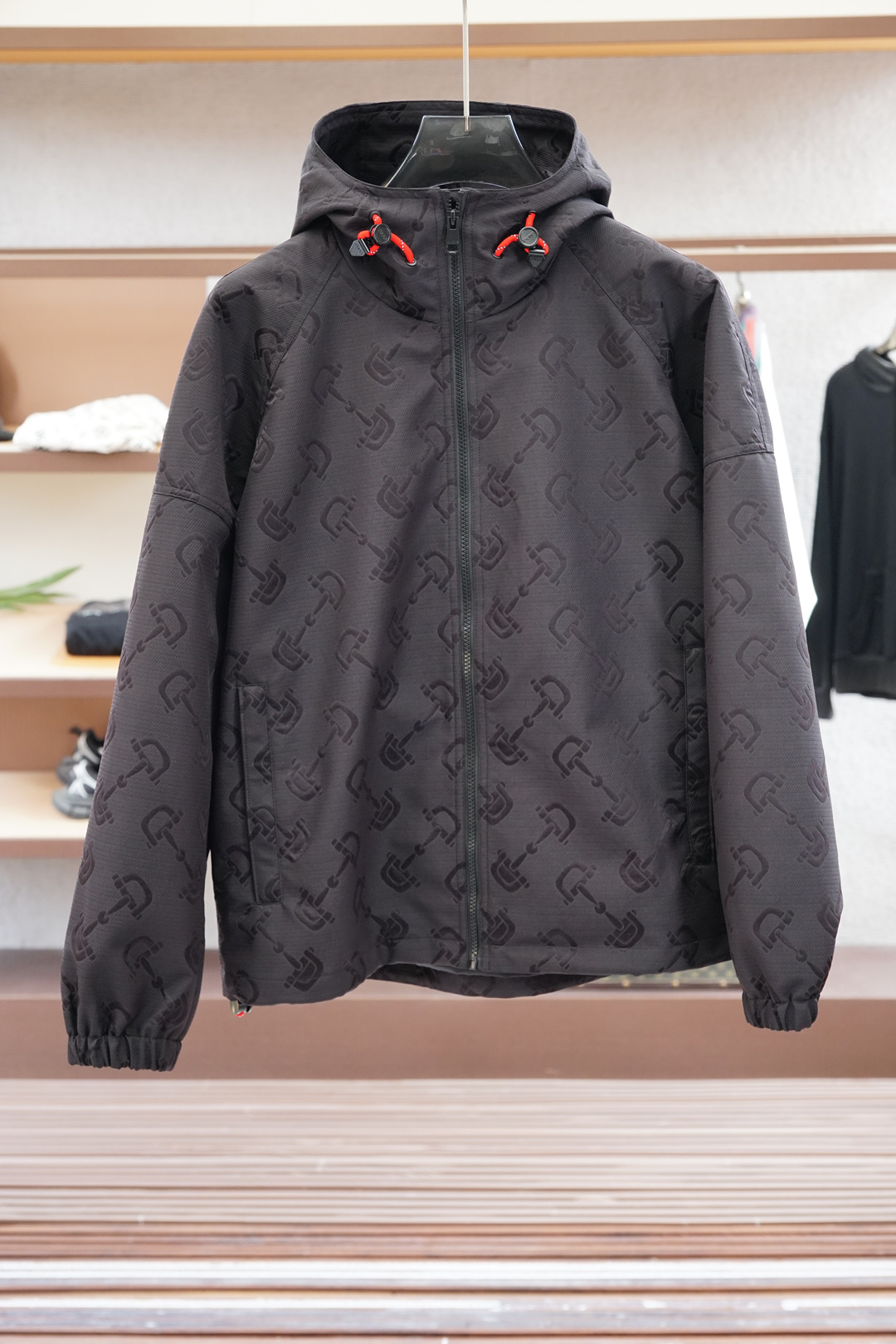 NO:530529,Ferragamo - 2025 autumn and winter new series # Opens up new ways to wear autumn and winter, 2025 new jacket jacket 2025 latest series, classic jacquard polyester fiber material, obliquely cut and spliced ​​back large body cloth, odorizing the combination of Italian luxury cutting and top fashion design, the upper body presents a loose and not bloated refreshing effect. Full satin lining, classic bright green contrasting color wrapping rollers inside, mature craftsmanship shows the beauty of elegance and delicateness. Spliced ​​elastic threaded hem, low-key and fashionable, within reach. Color black Size M-3XL, ferragamo, jackets & coats, alexander wang19860909菲拉格慕-2025秋冬新款系列# 开启秋冬穿搭新玩法,秋冬新款冲锋衣外套 2025最新系列,经典的提花聚酯纤维材质,斜裁拼接后幅大身布,体味意式奢华裁剪与顶尖时尚设计的结合,上身呈现宽松不臃肿的清爽效果.全缎面里布,内里经典亮绿撞色包边滚条,成熟工艺尽显优雅与细腻之美.拼接弹力螺纹下摆,低调时尚,触手可及. 颜色黑色 尺码M-3XL,,ferragamo,jackets & coats,alexander wang,Men's clothing