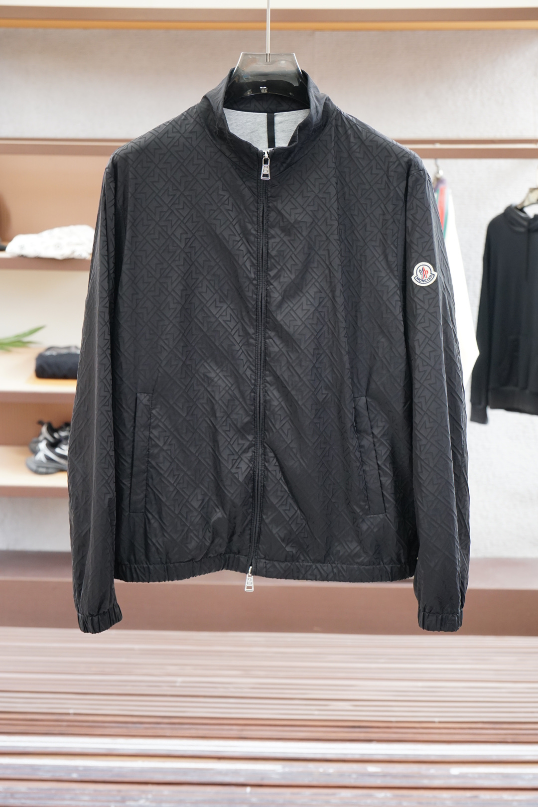 NO:530526,The 2025 autumn and winter new series # Opens up new ways to wear autumn and winter, the 2025 latest series, classic polyester fiber material, obliquely cut and spliced ​​back large body cloth, odorizing the combination of Italian luxury cutting and top fashion design, the upper body presents a loose and not bloated refreshing effect. The full satin lining, classic bright green contrasting colored edge rollers inside, mature craftsmanship shows the beauty of elegance and delicateness. The spliced ​​elastic threaded hem is low-key and fashionable, within reach. Color black Size M-3XL, Moncler, jackets & coats, alexander wang19860909蒙口-2025秋冬新款系列# 开启秋冬穿搭新玩法,秋冬新款冲锋衣外套 2025最新系列,经典的聚酯纤维材质,斜裁拼接后幅大身布,体味意式奢华裁剪与顶尖时尚设计的结合,上身呈现宽松不臃肿的清爽效果.全缎面里布,内里经典亮绿撞色包边滚条,成熟工艺尽显优雅与细腻之美.拼接弹力螺纹下摆,低调时尚,触手可及. 颜色黑色 尺码M-3XL,,Moncler,jackets & coats,alexander wang,Men's clothing