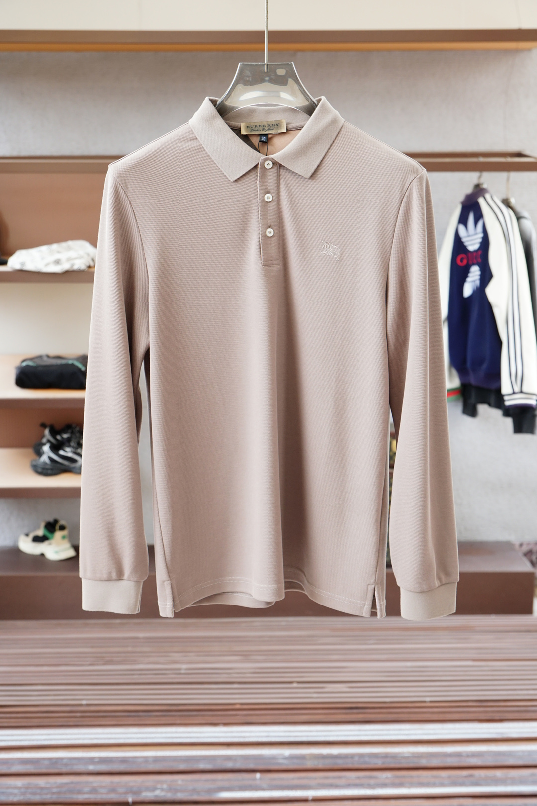 NO:531630,- Burberry-2025 autumn and winter series is available for new long-sleeved Polo shirts, luxurious and classic elements design!  The comfortable and breathable knitted fabric is a prestigious hit, high-end custom fabric, master-level tailoring, invincible texture, excellent skin-friendly craftsmanship, smooth lines, perfectly matched with the entire shirt, unique design, quite fashionable, overall light luxury and high-end details are perfect, confirming the original craftsmanship and excellent quality. As a single item of appearance, it can dominate the mixing and matching of the entire dressing season. Whether it is worn alone or in the inner wear, it is quite eye-catching. The upper body effect is excellent, elegant and intellectual, and it is easy to highlight the temperament!  Size M-3XL, burberry,shirts,alexander wang19860909- 巴宝莉-2025秋冬系列上新 长袖Polo 衬衫,奢华经典元素设计！采用舒适透气针织面料属于入柜级别,可预见性的爆款,高级定制面料,大师级剪裁,质感无敌,亲肤性极佳工艺精湛,线条流畅,完美搭配整款衬衫的设计别具一格,颇具时髦感,整体轻奢高级 细节完美如斯,印证了原厂的匠心工艺,品相极为优等,作为颜值系的一款单品,可以主导整个穿搭季的混搭,无论单穿或者内搭都颇为吸睛,上身效果超赞,优雅而知性,极易凸显出气质的类型！尺码M-3XL,,burberry,shirts,alexander wang,Men's clothing