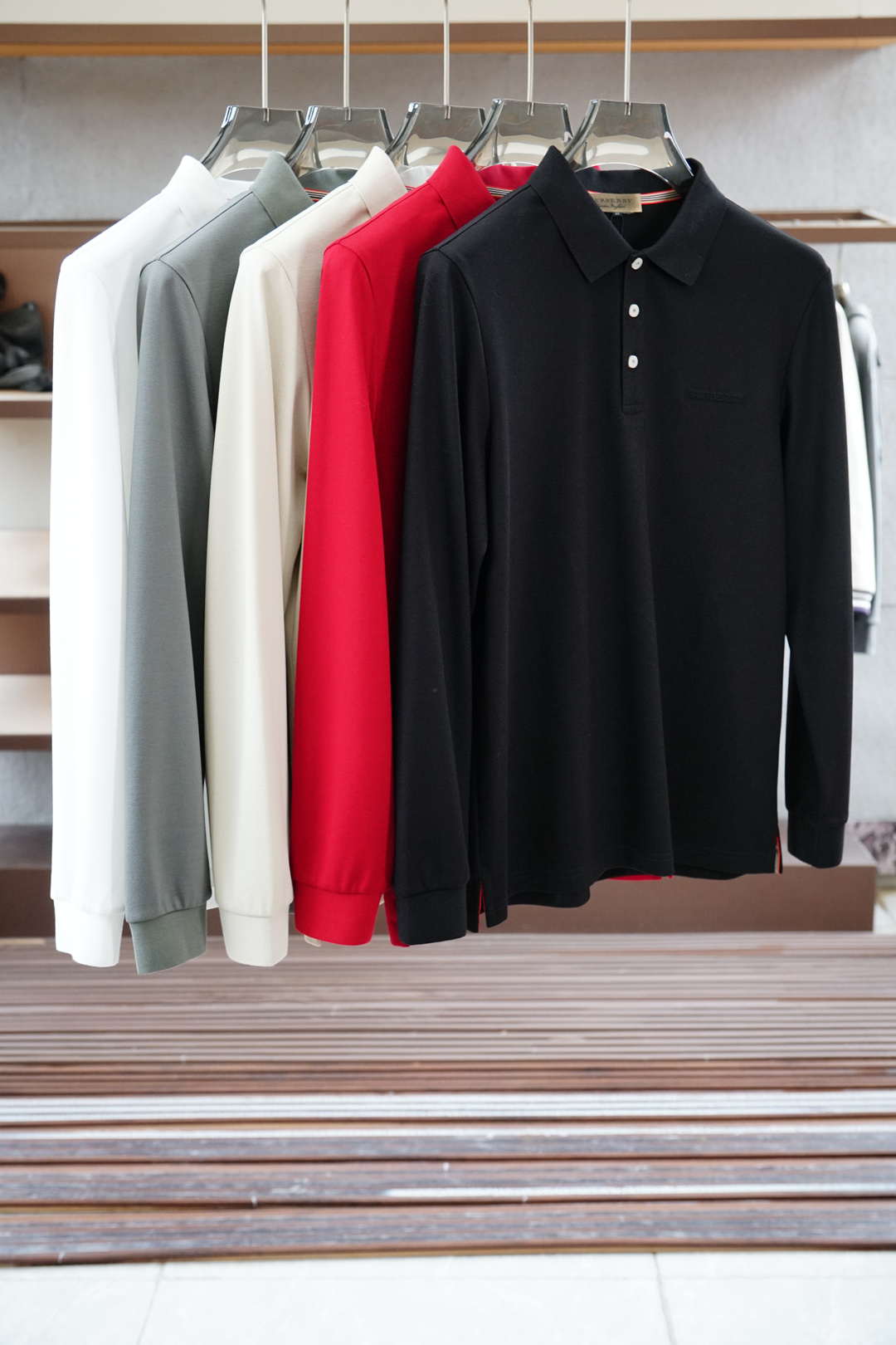 NO:648552,- Burberry - New long-sleeved Polo shirt in the autumn and winter series, designed with luxurious classic elements!  The use of comfortable and breathable knitted fabrics is at cabinet level, a predictable hit, advanced custom-made fabrics, master-level tailoring, invincible texture, excellent skin-friendliness, exquisite craftsmanship, smooth lines, perfect matching with the whole shirt. The design is unique, quite fashionable, and the overall light luxury and high-end  The details are so perfect, which proves the original craftsmanship, and the appearance is extremely high-quality. As a good-looking item, it can dominate the mix and match of the entire dressing season. It is quite eye-catching whether worn alone or as an inner layer. The upper body effect is superb, elegant and intellectual, and it is easy to highlight the temperament type!  Size M-3XL,,burberry,shirts,alexander wang19860909- 巴宝莉-秋冬系列上新 长袖Polo 衬衫,奢华经典元素设计！采用舒适透气针织面料属于入柜级别,可预见性的爆款,高级定制面料,大师级剪裁,质感无敌,亲肤性极佳工艺精湛,线条流畅,完美搭配整款衬衫的设计别具一格,颇具时髦感,整体轻奢高级 细节完美如斯,印证了原厂的匠心工艺,品相极为优等,作为颜值系的一款单品,可以主导整个穿搭季的混搭,无论单穿或者内搭都颇为吸睛,上身效果超赞,优雅而知性,极易凸显出气质的类型！尺码M-3XL,,burberry,shirts,alexander wang,Men's clothing