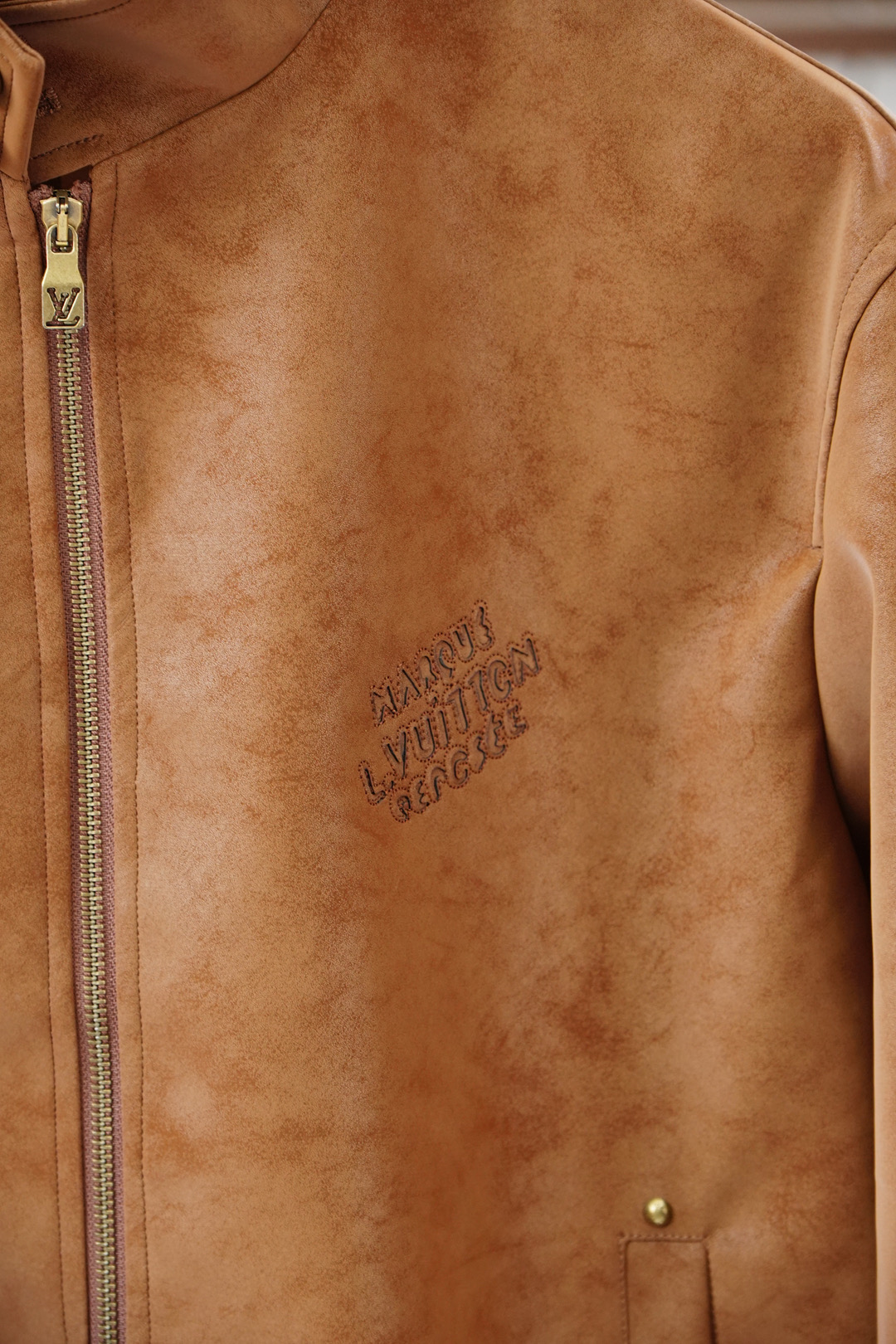 LV驴家2025SS早秋新款麂皮绒占领夹克，男士经典字母皮衣夹克外套！贸易公司渠道稀出，领先官网发售！男