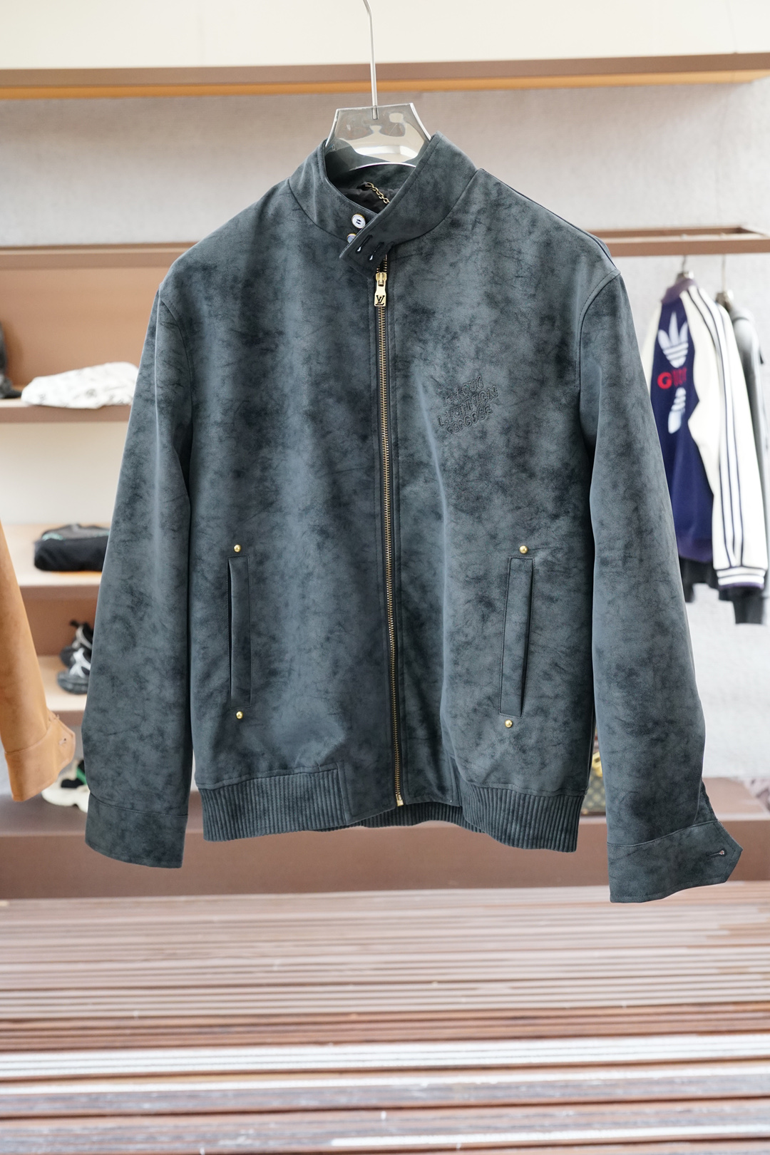 LV驴家2025SS早秋新款麂皮绒占领夹克，男士经典字母皮衣夹克外套！贸易公司渠道稀出，领先官网发售！男