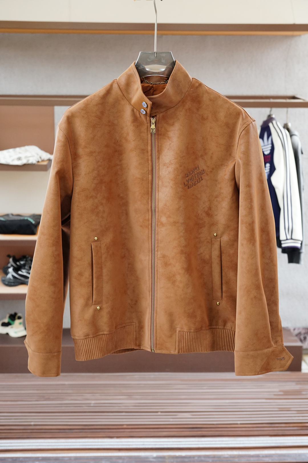 LV驴家2025SS早秋新款麂皮绒占领夹克，男士经典字母皮衣夹克外套！贸易公司渠道稀出，领先官网发售！男