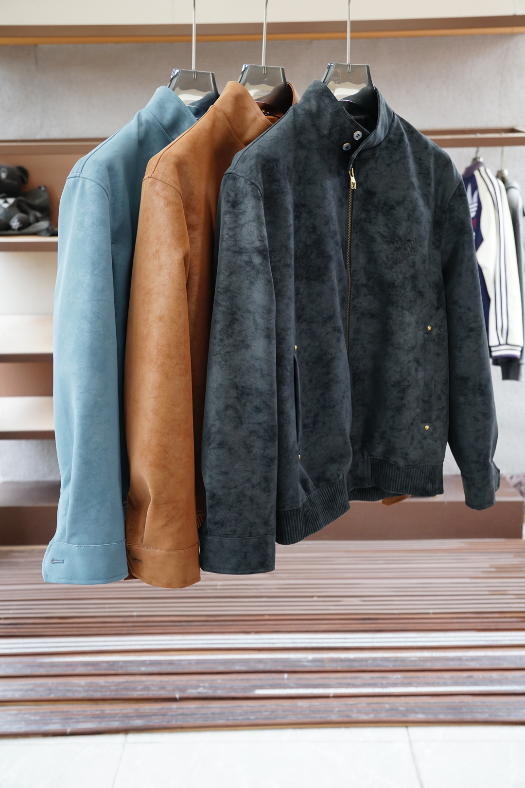 NO:531583,LV Donkey Home 2025SS Early Autumn New Suede Occupy Jacket, Men's Classic Letter Leather Jacket Jacket!  Trading companies have sparse channels and are on sale on the leading official website!  Men's high-end urban style lapel jacket. Platinum-grade tasting something!  Smooth and delicate suede fabric, lined with dark patterns, jacquard letter logo, a wonderful item with an excellent temperament!  When I encounter such an excellent product, I am willing to call it the strongest!  The style of this shirt jacket is very distinctive and unique, with lettering details, engraved metal snap buckles, and the lining is designed with dark-patterned jacquard letter patterns, highlighting the fashionable atmosphere, emphasizing the classic soul texture, highlighting the beauty of luxury and fashion!  This style really has a natural high street beauty, which meets all your outfit needs and allows you to look down on the whole world with trends!  The smooth and delicate suede fabric is crisp and comfortable, with a soft texture. The simple lines and contours are easy to wear to create a decent and elegant texture. The suede texture has a retro feel and a strong autumn and winter atmosphere. The rich but not ostentatious easily shows the affinity and high-end sense of the clothing!  It has a heavy texture, exquisite details, loose and stylish, full of silhouette and layering. It has excellent style and unparalleled upper body effect. It is destined to be an excellent styling item that goes out, with a great return rate!  Three colors enter!  Size: S-2XL,,louis vuitton,louis vuitton,louis vuitton,jackets & coats,jackets & coats,leather jacket,chamois leather,alexander wang19860909LV驴家2025SS早秋新款麂皮绒占领夹克,男士经典字母皮衣夹克外套！贸易公司渠道稀出,领先官网发售！男士高端都市风尚翻领外套.白金级品鉴心水之物！顺滑细腻的麂皮绒面料,内衬暗纹提花字母标识,一款气质绝伦的妙曼单品！ 遇到一款如此的绝佳产物,我愿意称之其为最强！此款衬衣夹克的风格十分之鲜明独特,字母细节,刻字金属按扣开合,内衬采用暗纹提花字母图案设计,彰显时髦气息,着重强调经典的灵魂质感,凸显奢华时尚之美！此款真的有着浑然天成的高街美感,满足你的一切穿搭所需,让你用潮流俯视整个世界！ 顺滑细腻的麂皮绒面料,挺括舒适,质地柔软,简洁的线条廓形容易穿出得体优雅的质感,麂皮绒质地具有复古感和浓浓秋冬气息的颜色,浓郁却不张扬的轻松就展现出了服装的亲和力和高级感！重磅质感,细节精致感十足,宽松有范,廓形、层次感十足.版型绝佳,上身效果无与伦比,注定属于出街的优秀造型单品,回头率爆表！ 三色入！尺码:S-2XL,,louis vuitton,louis vuitton,louis vuitton,jackets & coats,jackets & coats,leather jacket,chamois leather,alexander wang,Men's clothing