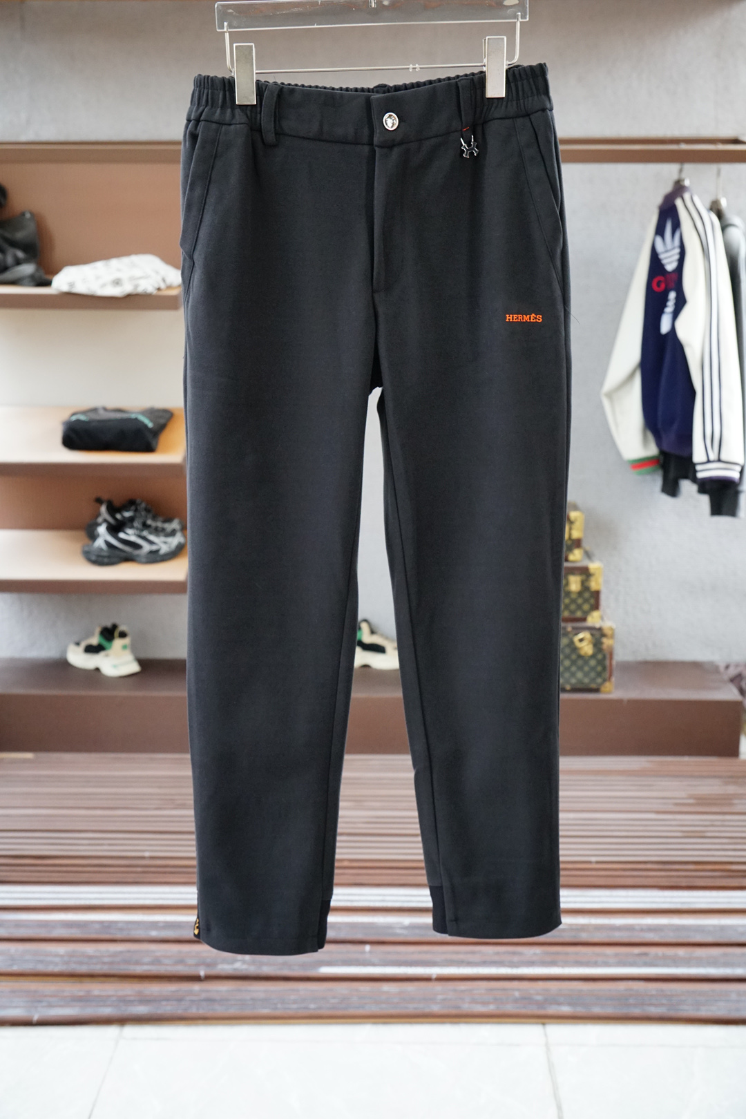 NO:531627,Hermès-HERM2025 Autumn and Winter Wool Pants The latest classic series of men's wool casual pants!  It uses customer-supplied fabric, soft and delicate, and has an excellent feel!  The brand style is unobstructed!  Minimalist design, without extravagant elements to win the lead, the details are finely made, and it is easy to control various weather. The classic colors are very energetic, and a variety of styles can be used to control sports and leisure, daily life, and fashion trends!  Color Black Number of code M-3XL, hermes, hermes, alexander wang19860909爱马仕-HERM2025秋冬羊毛裤 最新经典系列男士羊毛休闲裤！采用客供面料,柔软细腻,手感绝佳！品牌格调一览无余！极简主义设计,没有多余浮夸的元素来宣兵夺主,细节做工精细,轻松驾驭各种天气,经典颜色上身很显精气神,多种风格穿搭,运动休闲、日常生活、时尚潮流均可驾驭！ 颜色 黑色 码数 M-3XL,,hermes,hermes,alexander wang,Men's clothing