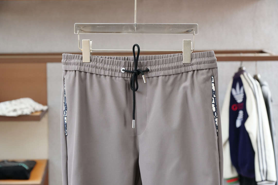 ；Dior迪奥/💥独家专供新款休闲裤 高端版本！专柜定制面料 透气舒适度高，细节无可挑剔，品牌元素设计理