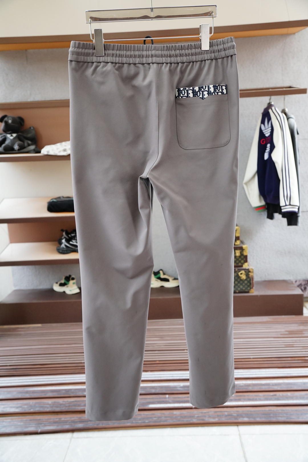 ；Dior迪奥/💥独家专供新款休闲裤 高端版本！专柜定制面料 透气舒适度高，细节无可挑剔，品牌元素设计理