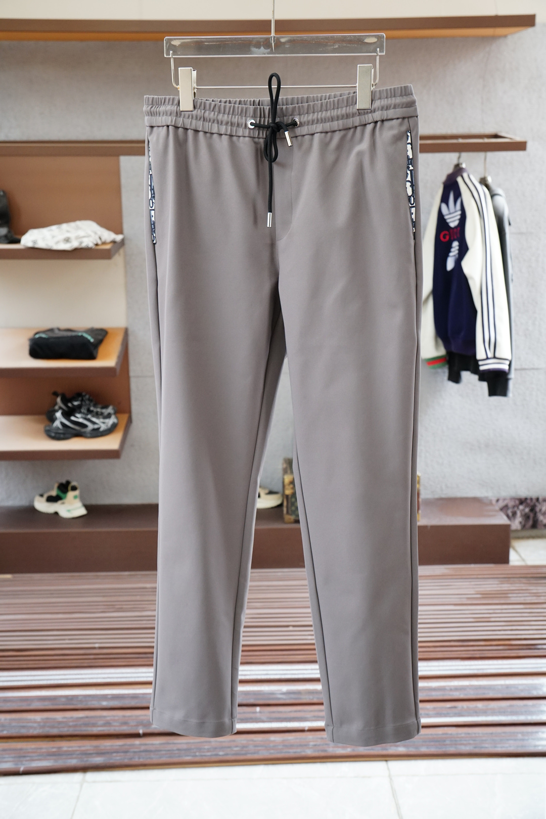 NO:531629,; Dior/exclusively available new casual pants high-end version!  Customized fabrics for counters are breathable and comfortable, with impeccable details, and the brand element design concept reflects high quality. The feel is delicate and soft!  It is casually cut, with a great upper body style!  Code number M-3XL, dior, dior, alexander wang19860909； Dior迪奥/独家专供新款休闲裤 高端版本！专柜定制面料 透气舒适度高,细节无可挑剔,品牌元素设计理念,体现高品质.手感细腻柔软！呈现休闲裁剪,上身版型超赞！码数M-3XL,,dior,dior,alexander wang,Men's clothing