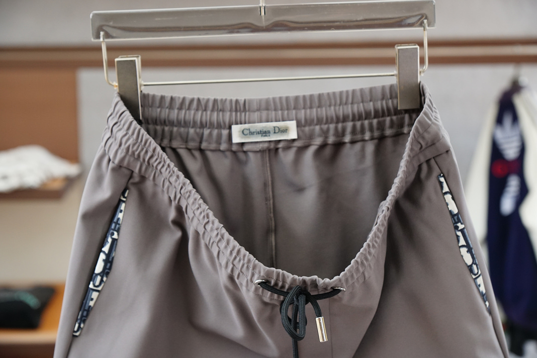 ；Dior迪奥/💥独家专供新款休闲裤 高端版本！专柜定制面料 透气舒适度高，细节无可挑剔，品牌元素设计理