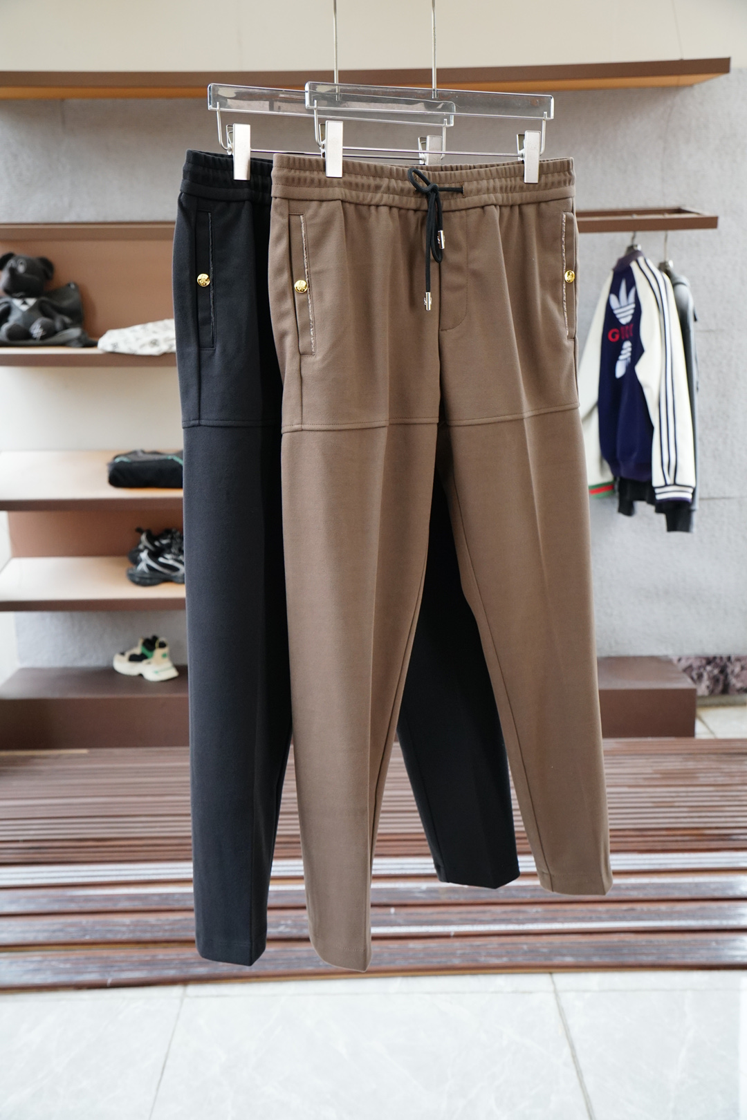 NO:531612,,Prada Prada - PRA 25s new wool pants. Small straight-leg design. It can be matched with sets. It is a sports and casual match. The fabric is soft, comfortable and draped. It stands up and is stylish!  Small straight-tipped design, three-dimensional cutting design elongates the leg lines, making it look taller and slimmer. The elastic belt design is free to retract and place, and the customized hardware logo is suitable for various shapes. The side three-dimensional cutting design is customized. The brand hanging rope is highly recognizable. A casual pants suitable for various occasions, with a very outstanding upper body. The color is black. Khaki size M-3XL,,prada,prada,alexander wang19860909,Prada普拉达- PRA 25s新款羊毛裤.小直筒设计.可搭配套装.运动休闲随意搭配.,面料柔软舒适有垂感.立挺上身有型！小直筒版型设计,立体裁剪设计拉长腿部线条,显高显瘦.松紧腰带设计,收放自如,定制五金logo适合凹各种造型.侧身立体裁剪设计.订制品牌吊绳.品牌字母标识辨识度极高.一款适合多种场合穿搭的休闲裤,上身绝绝子.颜色黑色.卡其 码数M-3XL,,prada,prada,alexander wang,Men's clothing