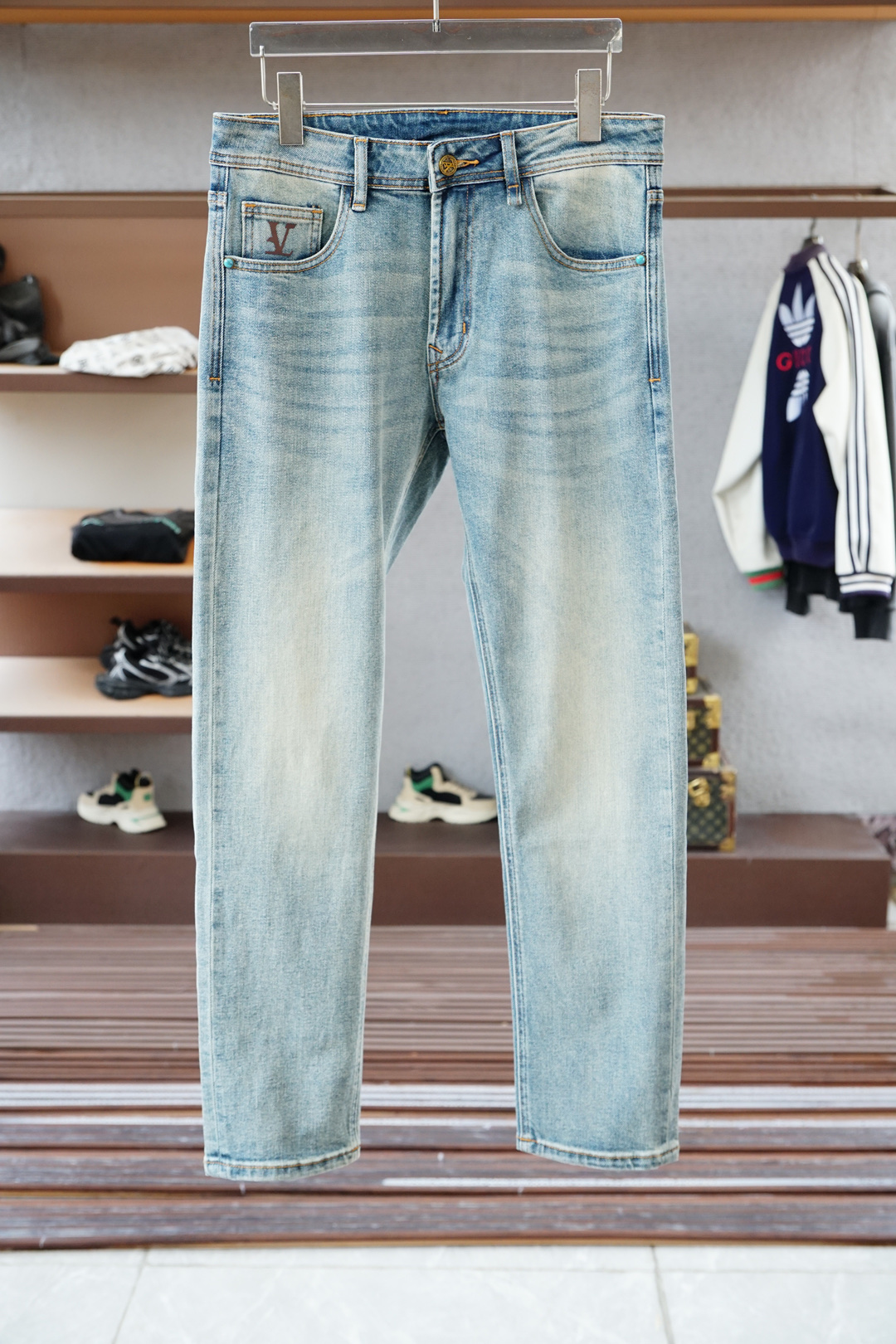 NO:531625,Lv Louis Vuitton-25SS spring and summer new fashionable retro washing nostalgic jeans, men's back waist presbyterian nameplate decoration straight slim casual jeans!  Trading companies have sparse channels and are on sale on the leading official website!  Predictable single items, a pair of jeans dominated by fabrics and craftsmanship, abandons the previous style and tone and takes the minimalist route. They are very pure and neat and clean, and the level of control in terms of dressing is not limited. They can be business or casual and fashionable, both solemn and harmonious, and have a full aura!  Selected high-end imported denim fabrics for customers, specially selected Japanese Okayama authentic 13oz ounce denim fabric, heavy environmentally friendly plant enzyme washing process, the texture has a light retro color, which is quite beautiful. The fabric is soft and delicate after washing, but has a strong bones and a little elastic, providing an excellent comfort experience. There is no damage to any craft elements throughout the body, retaining the purest tannin color!  It perfectly follows the elements of the new season. The latest waist leather mark highlights the brand characteristics. Combined with elegant brand elements, it highlights the quality of details. It is equipped with the iconic buttons of the season, which adds a lot of visual points. It is fashionable and modern, and is very exquisite. It highlights the brand identity in the details and strongly reflects the overall luxury and high-end feeling!  The style is perfectly tailored, and the hip lifting effect is excellent. It can easily sweep any top matching in the wardrobe. It has extensive compatibility and is satisfied with various daily outfits. It has a lot of upper body styles and must-have trousers for quality control and denim control!  Size 30-38 (no 35), louis vuitton,louis vuitton,jeans,alexander wang19860909Lv 路易威登-25SS春夏新款时尚复古水洗怀旧牛仔裤,男士后腰老花铭牌装饰直筒显瘦休闲牛仔长裤！贸易公司渠道稀出,领先官网发售！可预测性的爆卖单品,以面料和工艺为主导的一款牛仔裤,摒弃了以往的风格与基调,走了极简的路线,非常纯粹且利落干净,穿搭性方面驾驭层次不受局限,即可商务也可休闲时髦,亦庄亦谐,自带满格气场！ 精选客供高级进口的丹宁牛仔面料,特选日本冈山纯正13oz 盎司牛仔布料,重磅环保植物酵素水洗工艺,肌理有着淡淡的复古色彩,相当漂亮,面料经过水洗后柔软细腻,但筋骨感极强,且略带弹力,提供了绝佳的舒适体验,通身无任何工艺元素破坏,保留了最纯粹的丹宁本色！完美沿袭了新一季的元素,最新的腰部皮标彰显了品牌特质,结合优雅的品牌元素,凸显了细节之品质感,搭载当季标志性纽扣,视觉方面加分不少,时髦而摩登,非常精湛,于细节之处即彰显了品牌身份又强烈体现出整体的奢华与高级感！版型剪裁完美,提臀修身效果绝佳,可轻松横扫衣橱任何的上装搭配,兼容性广泛,满足于日常各种穿搭,上身型款十足,于品质控及牛仔迷控者必入型裤装！尺码30-38（无35）,,louis vuitton,louis vuitton,jeans,alexander wang,Men's clothing