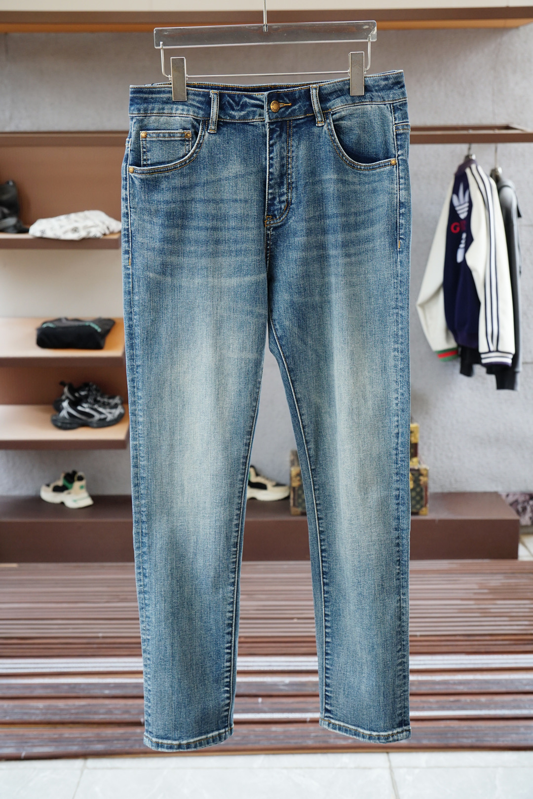 NO:531622,Prada - New style is coming 2025 early autumn new style casual pants jeans, high-end custom series. Imported high-density pure cotton Gaza washing process is comfortable, soft and skin-friendly, straight and not easy to wrinkle, simple and clear, super versatile, super fashionable and versatile, straight and stylish, must-have in the wardrobe!  Suitable for any occasion to wear 30-38 pick up the next day, prada, prada, jeans, alexander wang19860909Prada普拉达-新款来袭2025早秋新款新款休闲裤牛仔裤,高端定制系列.进口高密度纯棉加沙洗工艺舒适柔软亲肤,笔挺不易起皱,简单明了,超级百搭上身效果超级棒时尚百搭,笔挺有型,衣橱必备！适合任何场合穿着 30-38隔天取货无,,prada,prada,jeans,alexander wang,Men's clothing