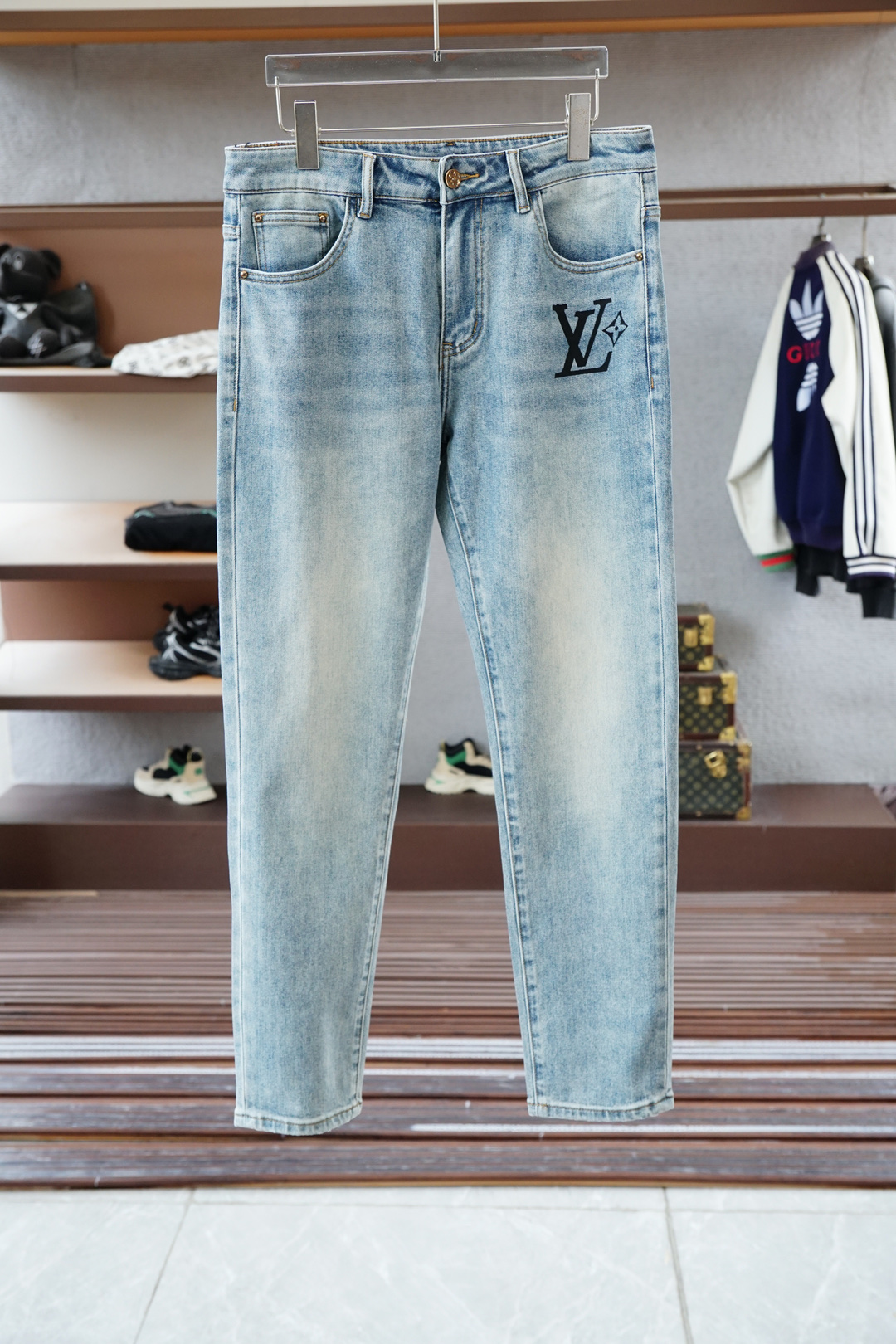 NO:531628,Lv Louis Vuitton - New style is coming 2025 early autumn new style casual pants jeans, high-end custom series. Imported high-density pure cotton Gaza washing process is comfortable, soft and skin-friendly, straight and not easy to wrinkle, simple and clear, super versatile, super fashionable and versatile, straight and stylish, a must-have for the wardrobe!  Suitable for any occasion to wear 30-38 pick up the next day, louis vuitton,louis vuitton,jeans,alexander wang19860909Lv 路易威登-新款来袭2025早秋新款新款休闲裤牛仔裤,高端定制系列.进口高密度纯棉加沙洗工艺舒适柔软亲肤,笔挺不易起皱,简单明了,超级百搭上身效果超级棒时尚百搭,笔挺有型,衣橱必备！适合任何场合穿着 30-38隔天取货无,,louis vuitton,louis vuitton,jeans,alexander wang,Men's clothing