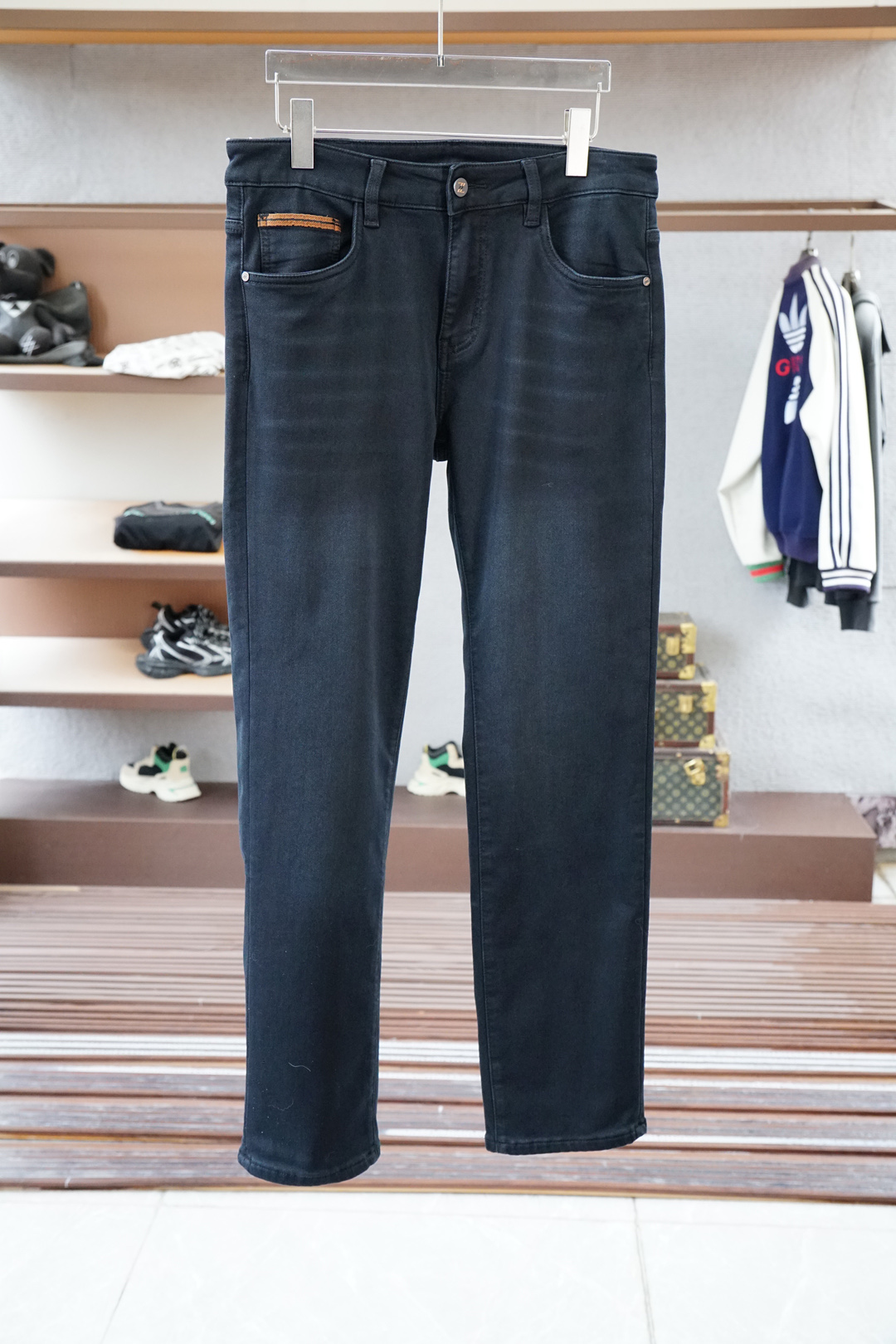 NO:531614,Jenia - New styles are coming early autumn new styles of casual pants and jeans, high-end custom series. Imported high-density pure cotton Gaza washing process is comfortable, soft and skin-friendly, straight and not easy to wrinkle, simple and clear, super versatile, super fashionable and versatile, straight and stylish, a must-have for the wardrobe!  Suitable for any occasion to wear 30-38 pick up the next day, zegna, jeans, alexander wang19860909杰尼亚-新款来袭早秋新款新款休闲裤牛仔裤,高端定制系列.进口高密度纯棉加沙洗工艺舒适柔软亲肤,笔挺不易起皱,简单明了,超级百搭上身效果超级棒时尚百搭,笔挺有型,衣橱必备！适合任何场合穿着 30-38隔天取货无,,zegna,jeans,alexander wang,Men's clothing