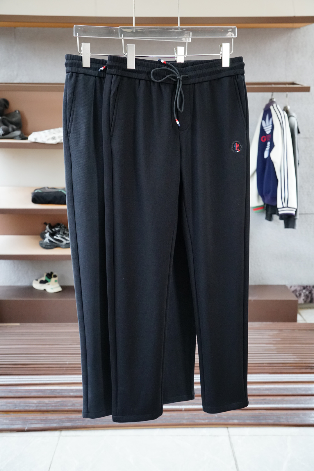 NO:531616,Covered - 2025 Autumn and Winter Men's Casual Pants Ultra-fine Pure Cotton Fabric Casual Pants, the latest top-body style is invincible!  This pants are very versatile, elastic waist, and can be worn for daily work. They are the perfect combination of fashionable and leisure and outdoor sports, so whether you wear them normally or outdoors, they are your best choice. Extreme comfort and quick sweating are the most popular key points, improving the comfort of wearing and suitable for aerobics and trail running conditions. This style is a running casual pants with an extremely wide range of applications, allowing you to naturally maintain a love for sports in summer, or you can wear them in casual life. Size M-3XL, color black and blue, Moncler, alexander wang19860909蒙口-2025 秋冬男士休闲裤 超细纯棉面料休闲裤,最新款上身版型无敌正！ 绝对可以闭眼收的一款 此款裤子非常百搭,弹力腰围,日常上班 户外运动都可以穿着,是时尚休闲与户外运动的完美结合,所以无论您平时穿或者户外穿都是您的最佳选择. 极致舒适和快速排汗是备受青睐的重点,提升穿着舒适度,适合有氧运动和越野跑条件下穿着,此款是一件适用范围极其广泛的跑步休闲裤,让你在夏天自然可以保持对运动热爱,也可以在休闲生活中穿着 尺码M-3XL, 颜色黑色蓝色,,Moncler,alexander wang,Men's clothing