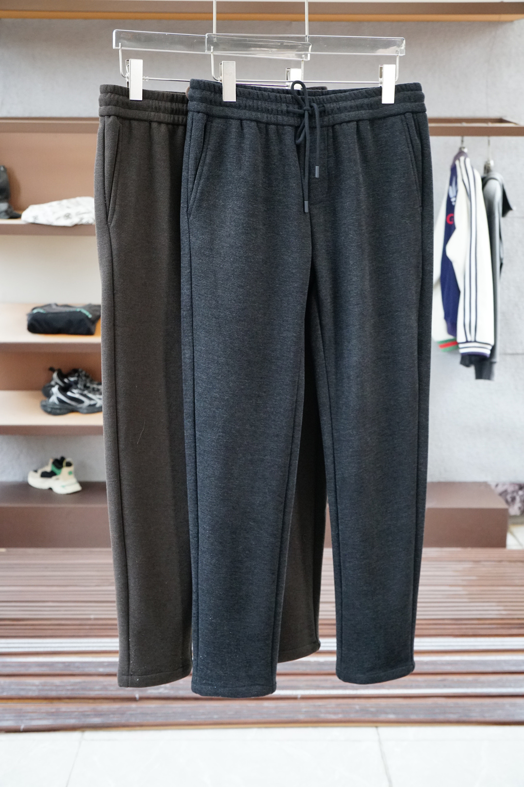 NO:531618,Dior-2025 autumn and winter men's casual pants ultra-fine cotton casual pants, the latest top-body style is invincible!  This pants are very versatile, elastic waistline, and can be worn for daily work. They are the perfect combination of fashionable and casual and outdoor sports, so whether you wear them normally or outdoors, they are your best choice. Extreme comfort and quick sweating are the most popular key points, improving the comfort of wearing and suitable for aerobics and trail running conditions. This style is a jogging casual pants with an extremely wide range of applications, allowing you to naturally maintain a love for sports in summer, or you can wear them in casual life. Size M-3XL, color black gray, dior, alexander wang19860909Dior迪奥-2025 秋冬男士休闲裤 超细纯棉面料休闲裤,最新款上身版型无敌正！ 绝对可以闭眼收的一款 此款裤子非常百搭,弹力腰围,日常上班 户外运动都可以穿着,是时尚休闲与户外运动的完美结合,所以无论您平时穿或者户外穿都是您的最佳选择. 极致舒适和快速排汗是备受青睐的重点,提升穿着舒适度,适合有氧运动和越野跑条件下穿着,此款是一件适用范围极其广泛的跑步休闲裤,让你在夏天自然可以保持对运动热爱,也可以在休闲生活中穿着 尺码M-3XL, 颜色黑色灰色,,dior,dior,alexander wang,Men's clothing