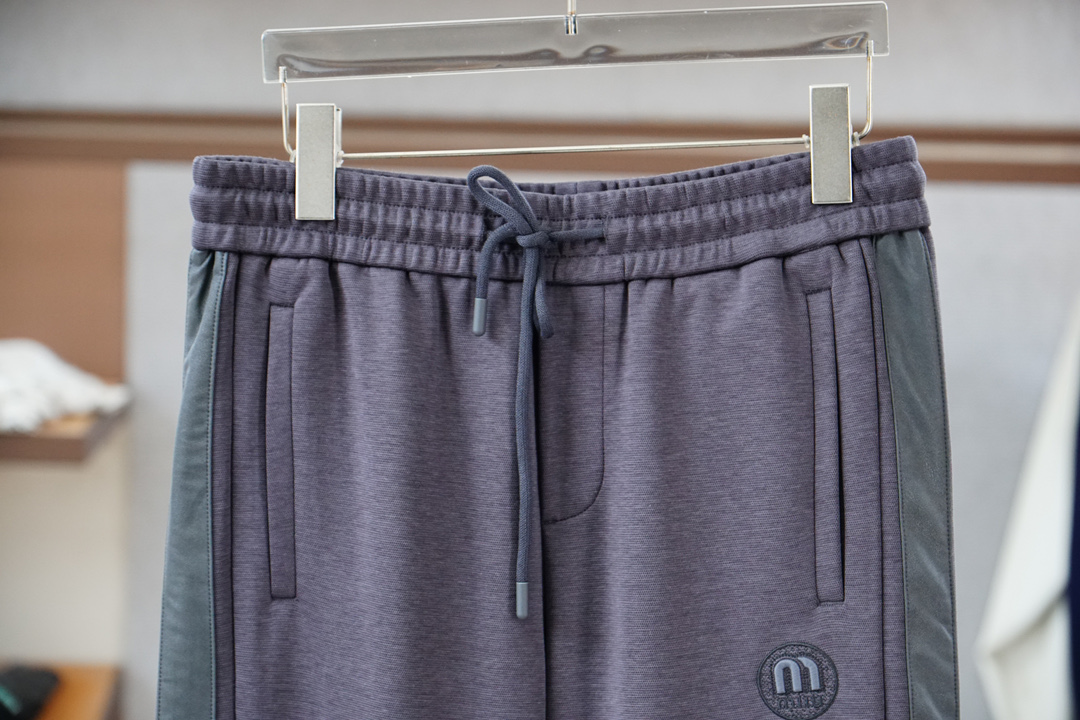 Miumiu-2025 秋冬男士休闲裤🤑超细纯棉面料休闲裤，最新款上身版型无敌正！绝对可以闭眼收的一款此