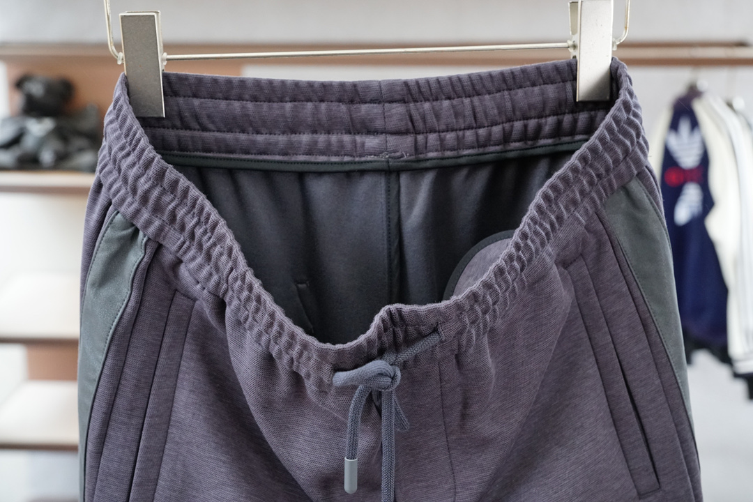 Miumiu-2025 秋冬男士休闲裤🤑超细纯棉面料休闲裤，最新款上身版型无敌正！绝对可以闭眼收的一款此