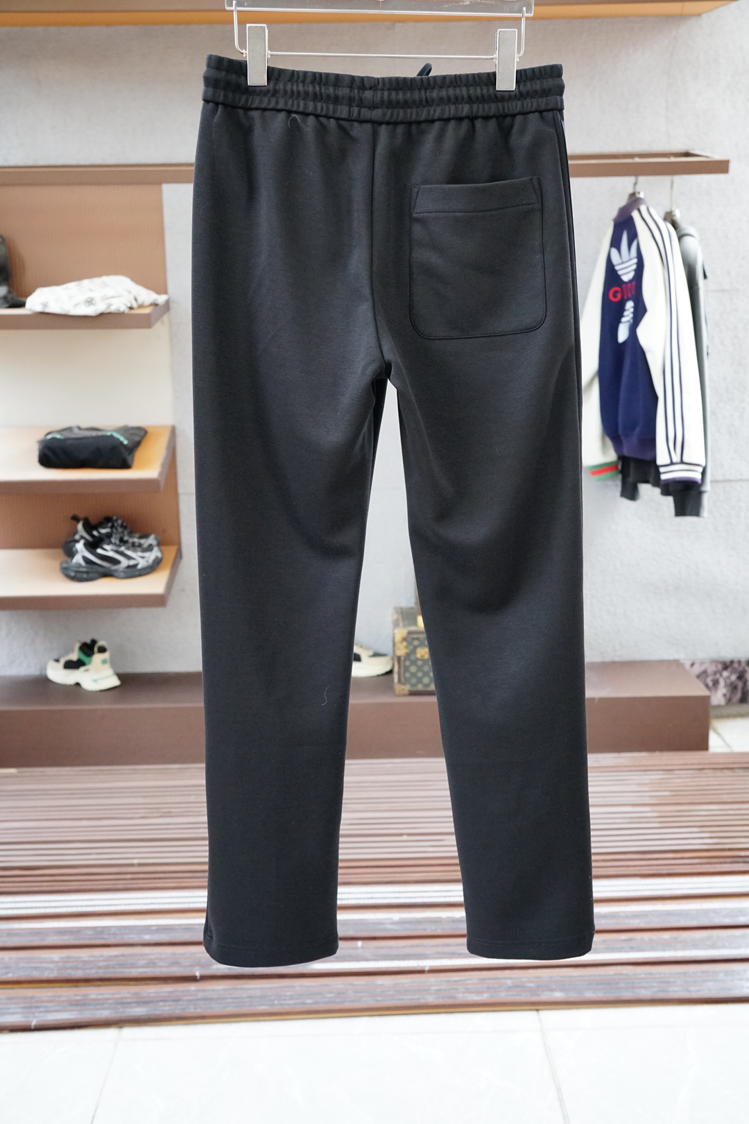 Miumiu-2025 秋冬男士休闲裤🤑超细纯棉面料休闲裤，最新款上身版型无敌正！绝对可以闭眼收的一款此