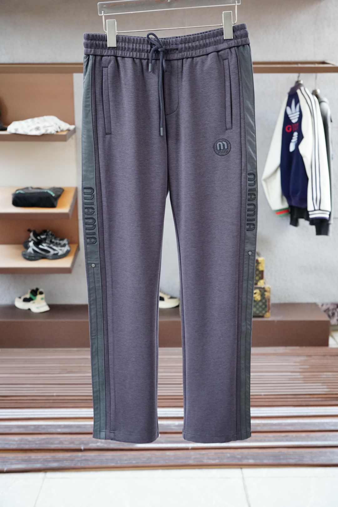 Miumiu-2025 秋冬男士休闲裤🤑超细纯棉面料休闲裤，最新款上身版型无敌正！绝对可以闭眼收的一款此