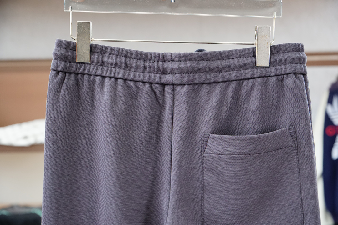 Miumiu-2025 秋冬男士休闲裤🤑超细纯棉面料休闲裤，最新款上身版型无敌正！绝对可以闭眼收的一款此