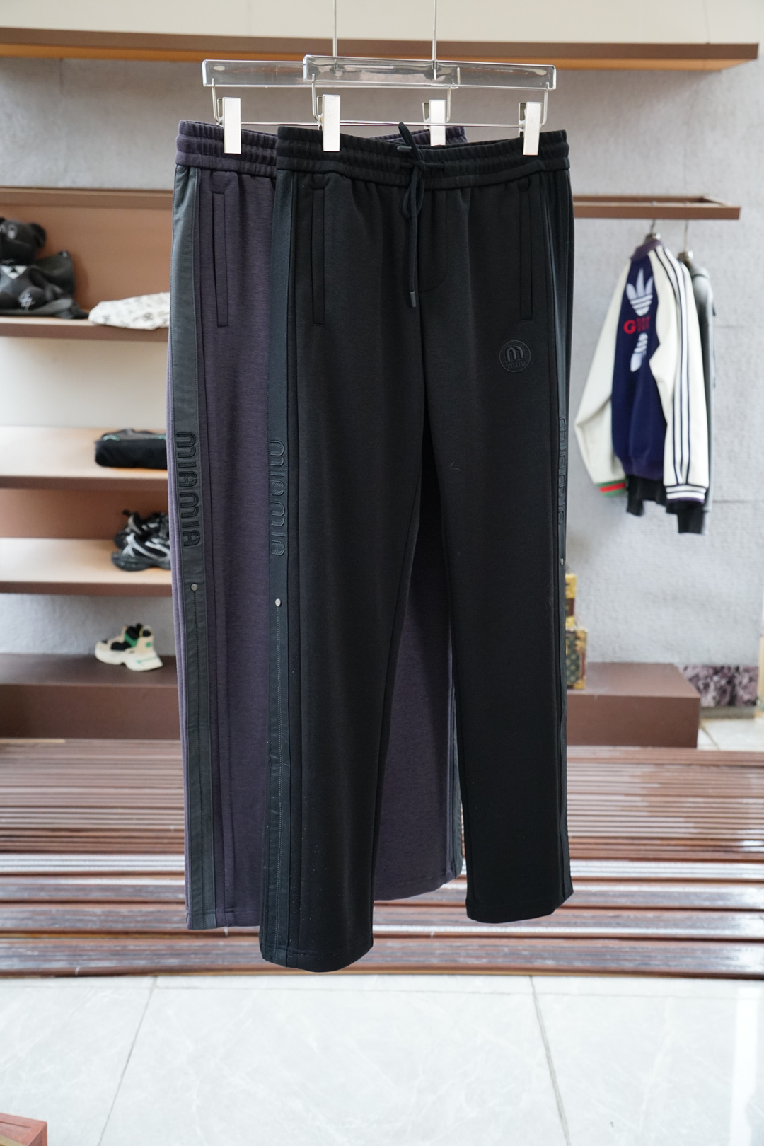 NO:531620,Miumiu-2025 Autumn and Winter Men's Leisure Pants Ultrafine Cotton Fabric Leisure Pants, the latest top-body style is invincible!  This pants are very versatile, elastic waist, and can be worn for daily work. They are the perfect combination of fashionable and leisure and outdoor sports, so whether you wear them normally or outdoors, they are your best choice. Extreme comfort and quick sweating are the most popular key points, improving the comfort of wearing and suitable for aerobics and trail running conditions. This style is a running casual pants with an extremely wide range of applications, allowing you to naturally maintain a love for sports in summer, or you can wear them in casual life. Size M-3XL, color black brown,,miumiu,alexander wang19860909Miumiu-2025 秋冬男士休闲裤 超细纯棉面料休闲裤,最新款上身版型无敌正！ 绝对可以闭眼收的一款 此款裤子非常百搭,弹力腰围,日常上班 户外运动都可以穿着,是时尚休闲与户外运动的完美结合,所以无论您平时穿或者户外穿都是您的最佳选择. 极致舒适和快速排汗是备受青睐的重点,提升穿着舒适度,适合有氧运动和越野跑条件下穿着,此款是一件适用范围极其广泛的跑步休闲裤,让你在夏天自然可以保持对运动热爱,也可以在休闲生活中穿着 尺码M-3XL, 颜色黑色棕色,,miumiu,alexander wang,Men's clothing