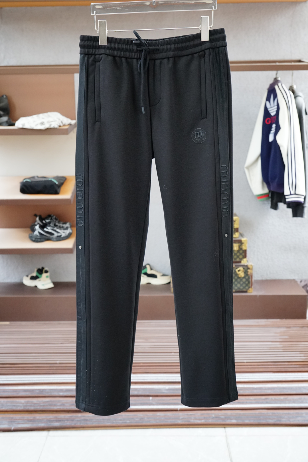 Miumiu-2025 秋冬男士休闲裤🤑超细纯棉面料休闲裤，最新款上身版型无敌正！绝对可以闭眼收的一款此