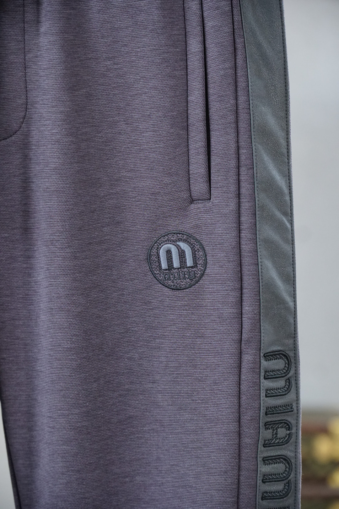 Miumiu-2025 秋冬男士休闲裤🤑超细纯棉面料休闲裤，最新款上身版型无敌正！绝对可以闭眼收的一款此