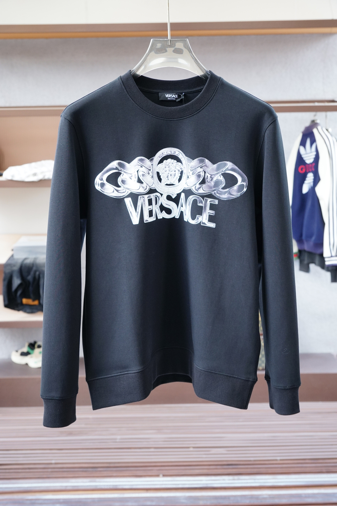NO:646387,Autumn and winter series Versace pullover round neck sweatshirt, solid color LOGO with embroidered logo, high-end and elegant classic series, classic round neck design, fashionable and stylish, simple and elegant, using sweatshirt cotton fabric, excellent warmth retention, anti-static, comfortable and smooth feel, super crisp and stylish, versatile item for street sports, low-key yet luxurious upper body, a must-have item for trendy men!  Size M-3XL,,versace,versace,hoodie,sweatshirts,alexander wang19860909秋冬系列上 Versace-范思哲-套头圆领卫衣 纯色LOGO搭配刺绣大标 高端大气经典系列,经典圆领设计时尚有型 简单大方,采用卫衣棉面料,保暖极佳 可防静电手感舒适顺滑 ,版型超赞挺括有型 ,街头运动百搭单品,上身低调而不失奢华,潮男必备单品！尺码M-3XL,,versace,versace,hoodie,sweatshirts,alexander wang,Men's clothing