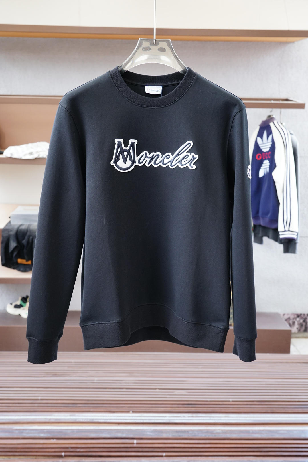 NO:646383,Autumn and winter series: Mouth-covered pullover round-neck sweatshirt. Solid color LOGO with embroidered logo. High-end and elegant classic series. The classic round-neck design is fashionable and stylish. Simple and elegant, made of sweatshirt cotton fabric, excellent warmth retention, anti-static and comfortable and smooth. The shape is super crisp and stylish. It is a versatile item for street sports. The upper body is low-key yet luxurious. It is a must-have item for trendy men!  Size M-3XL,,Moncler,hoodie,sweatshirts,alexander wang19860909秋冬系列上 蒙口-套头圆领卫衣 纯色LOGO搭配刺绣大标 高端大气经典系列,经典圆领设计时尚有型 简单大方,采用卫衣棉面料,保暖极佳 可防静电手感舒适顺滑 ,版型超赞挺括有型 ,街头运动百搭单品,上身低调而不失奢华,潮男必备单品！尺码M-3XL,,Moncler,hoodie,sweatshirts,alexander wang,Men's clothing