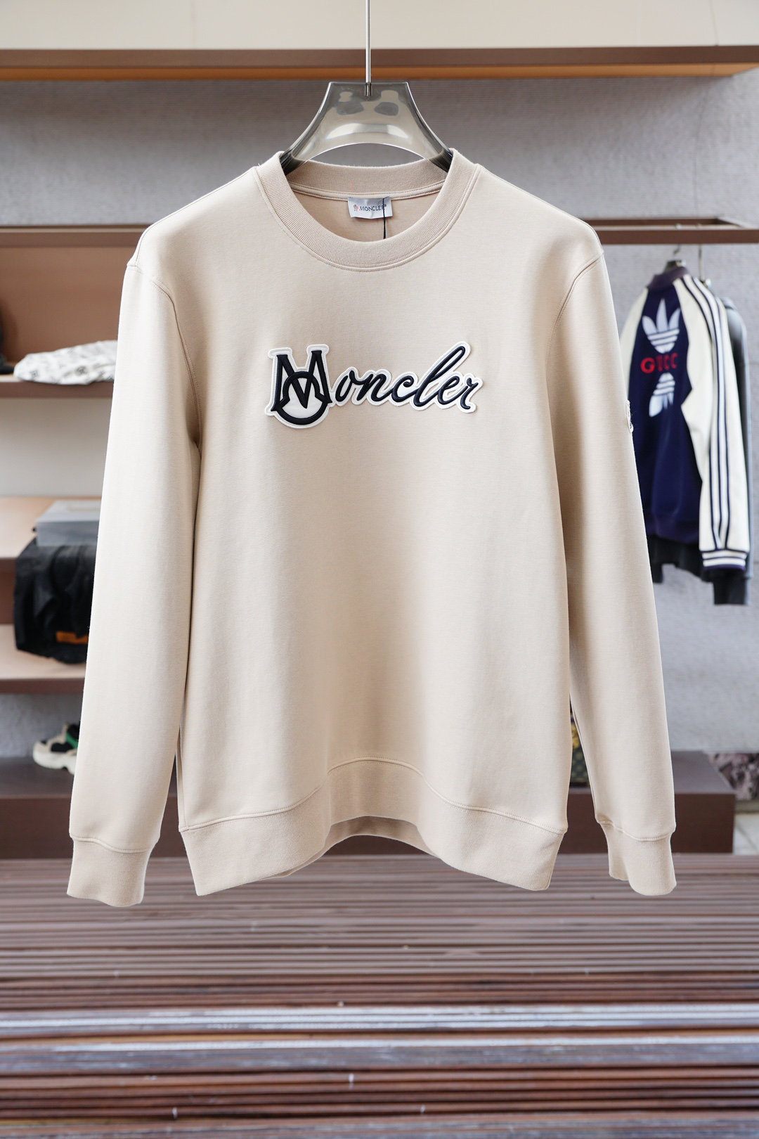 NO:645444,2025 Autumn and Winter Series: Mouth-pull round neck sweatshirt, solid color LOGO with embroidered logo, high-end and elegant classic series, classic round neck design, fashionable and stylish, simple and elegant, made of sweatshirt cotton fabric, excellent warmth retention, anti-static, comfortable and smooth feel, super crisp and stylish version, versatile item for street sports, low-key yet luxurious upper body, a must-have item for trendy men!  Size M-3XL,,Moncler,hoodie,sweatshirts,alexander wang198609092025秋冬系列上 蒙口-套头圆领卫衣 纯色LOGO搭配刺绣大标 高端大气经典系列,经典圆领设计时尚有型 简单大方,采用卫衣棉面料,保暖极佳 可防静电手感舒适顺滑 ,版型超赞挺括有型 ,街头运动百搭单品,上身低调而不失奢华,潮男必备单品！尺码M-3XL,,Moncler,hoodie,sweatshirts,alexander wang,Men's clothing