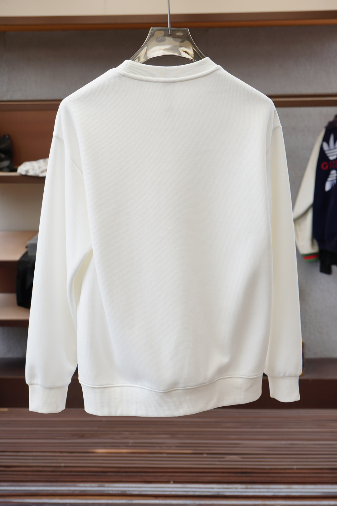 欧跑/🍉2025秋款本款卫衣衫以素净棉质针织，再借明快经典小狗加织带宣告 2025 秋冬秀场风尚，可为各